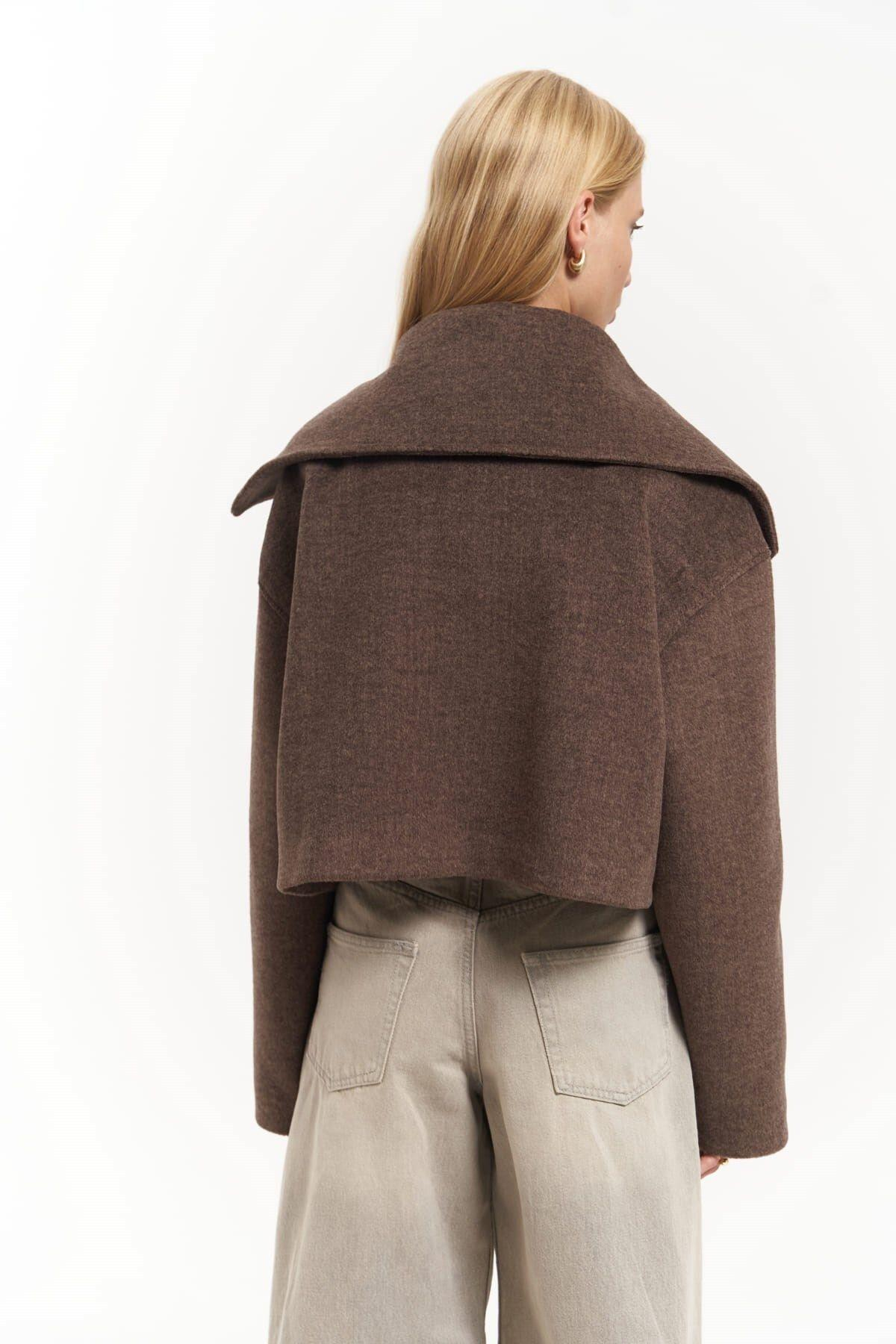 Maine Dökümlü Yaka Kahve Kısa Ceket