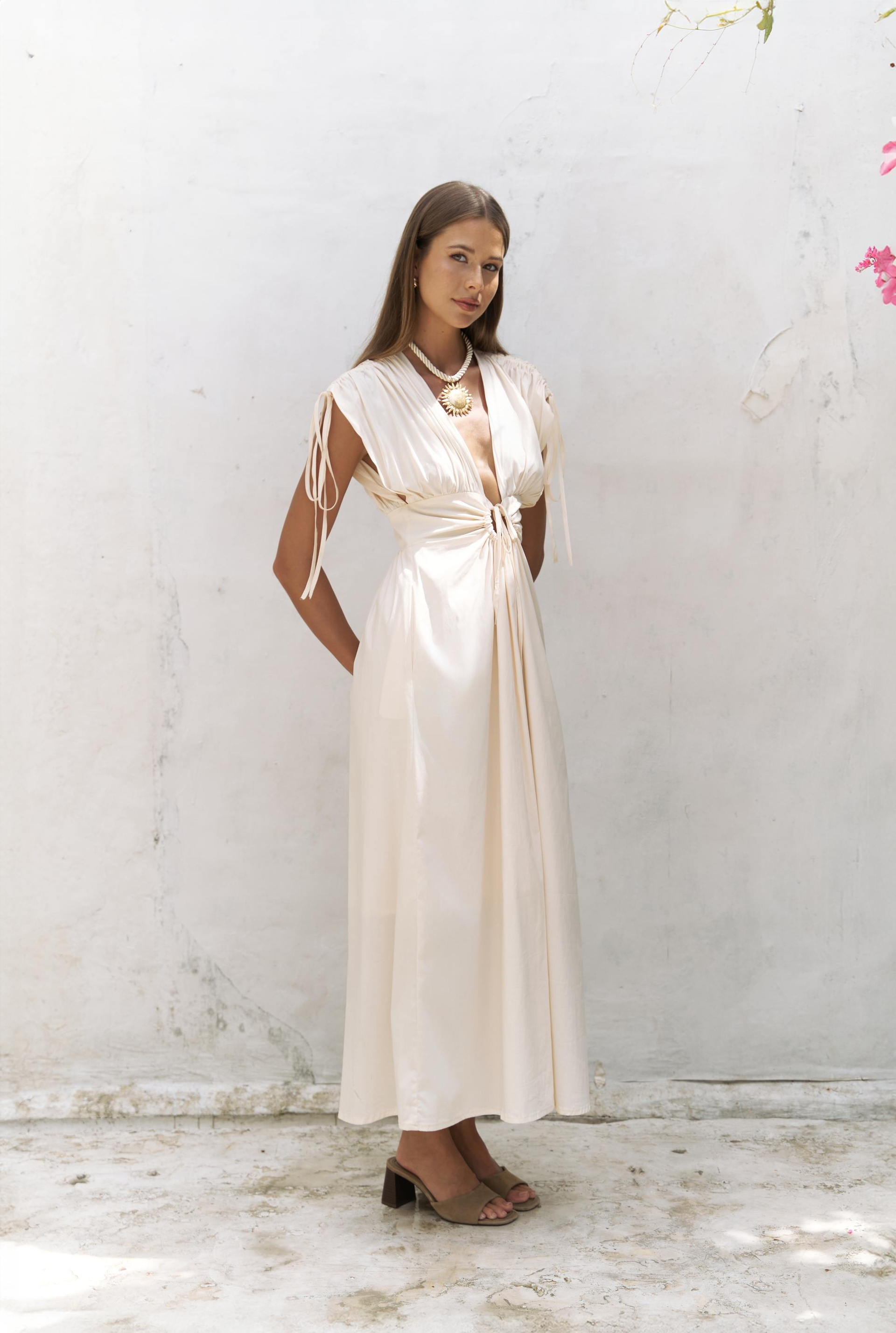 Manarola Büzgü Detay Bej Uzun Elbise