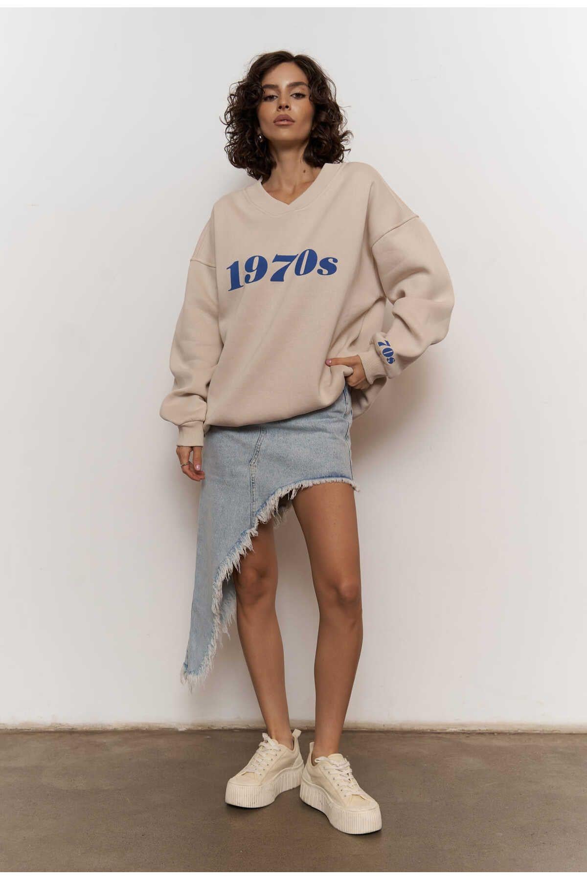 Mai 1970s Bone Oversize Unisex Sweatshirt