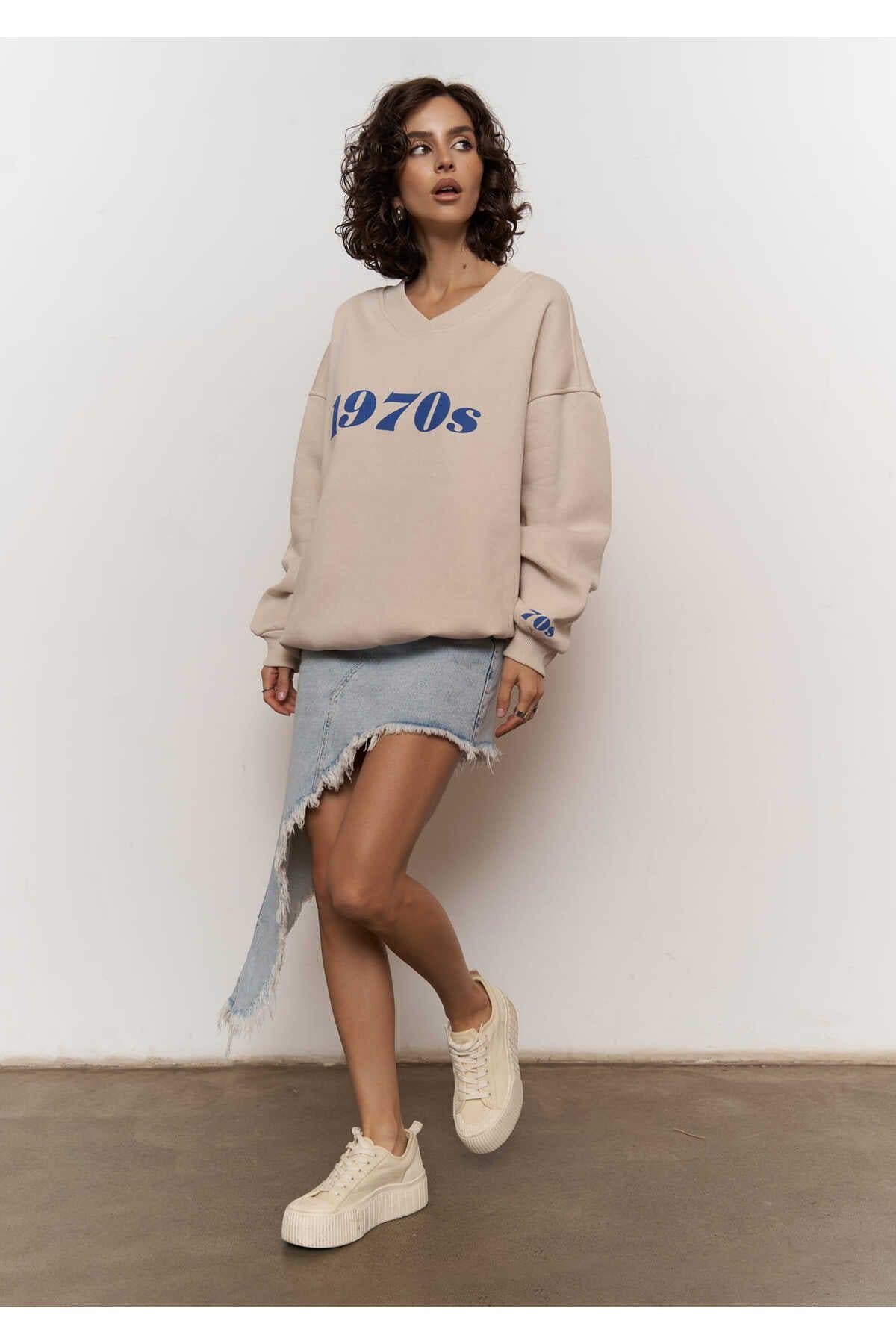 Mai 1970s Bone Oversize Unisex Sweatshirt