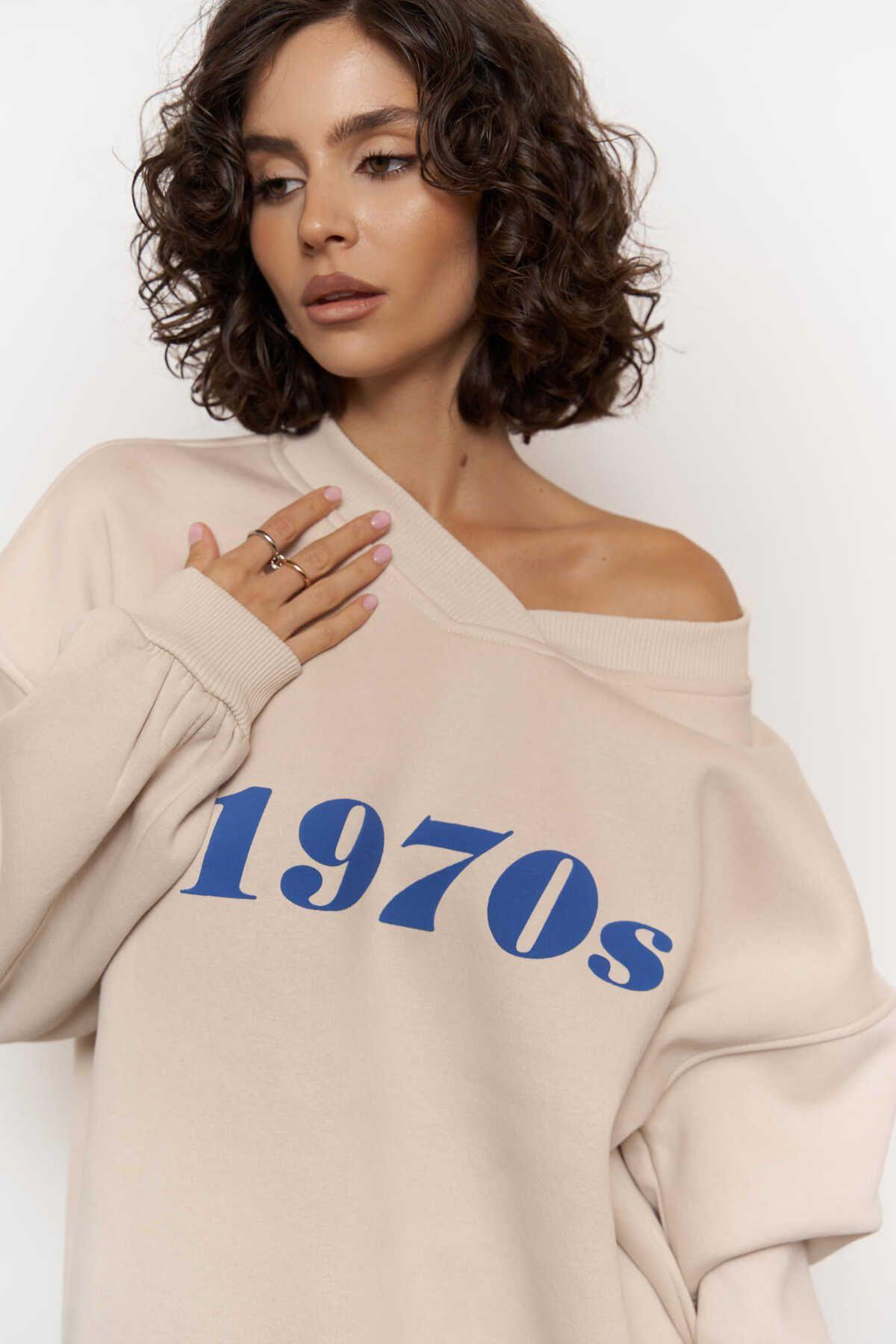 Mai 1970s Bone Oversize Unisex Sweatshirt