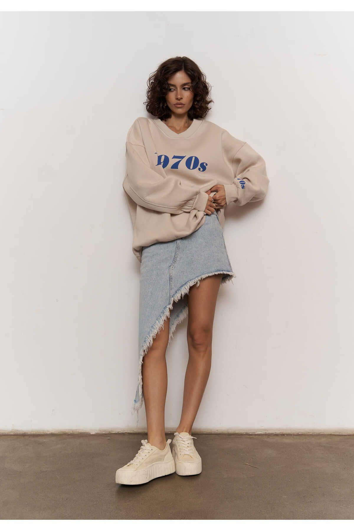 Mai 1970s Bone Oversize Unisex Sweatshirt