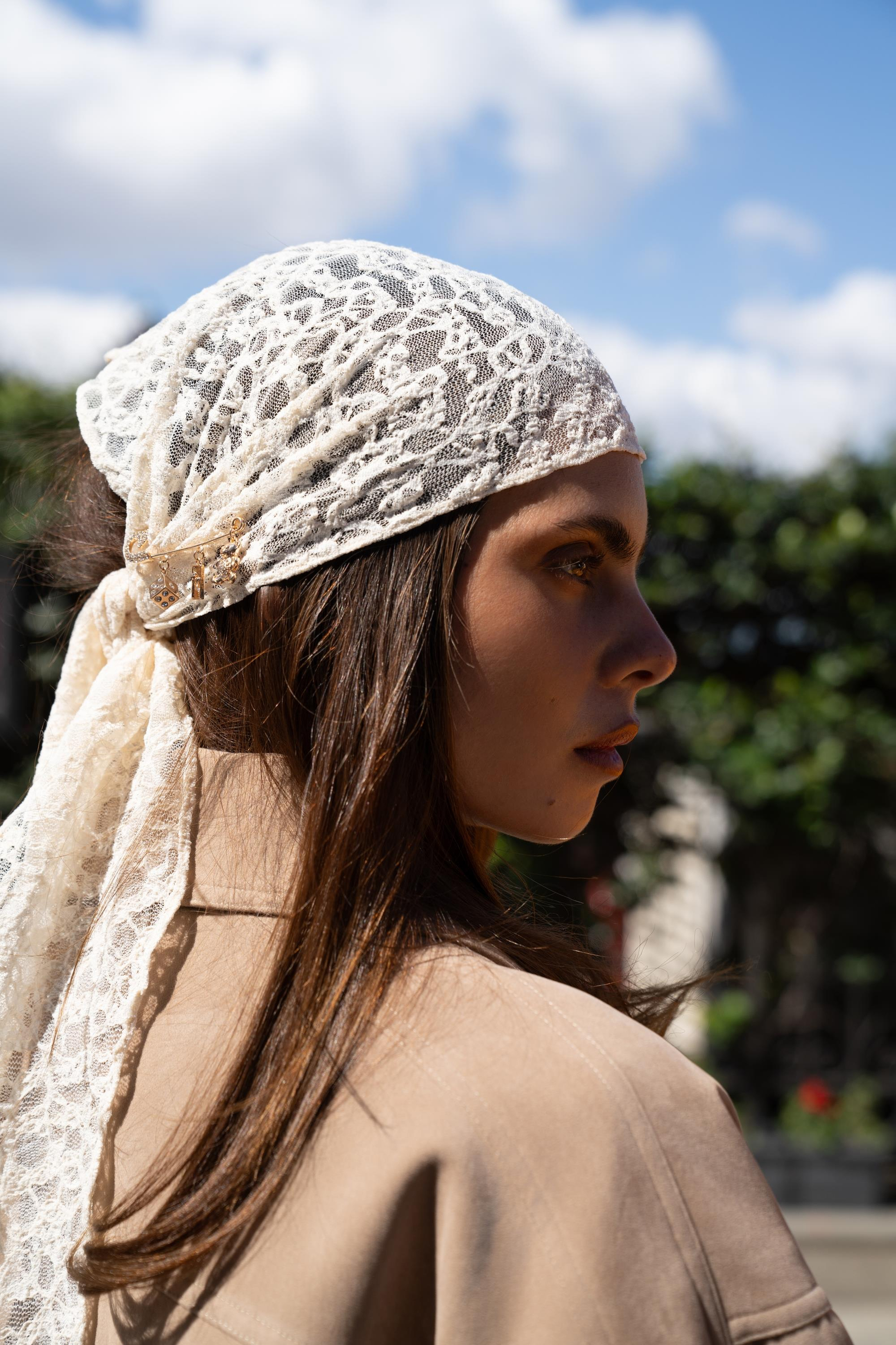 Miray Üçgen Kesim Bej Dantel Bandana