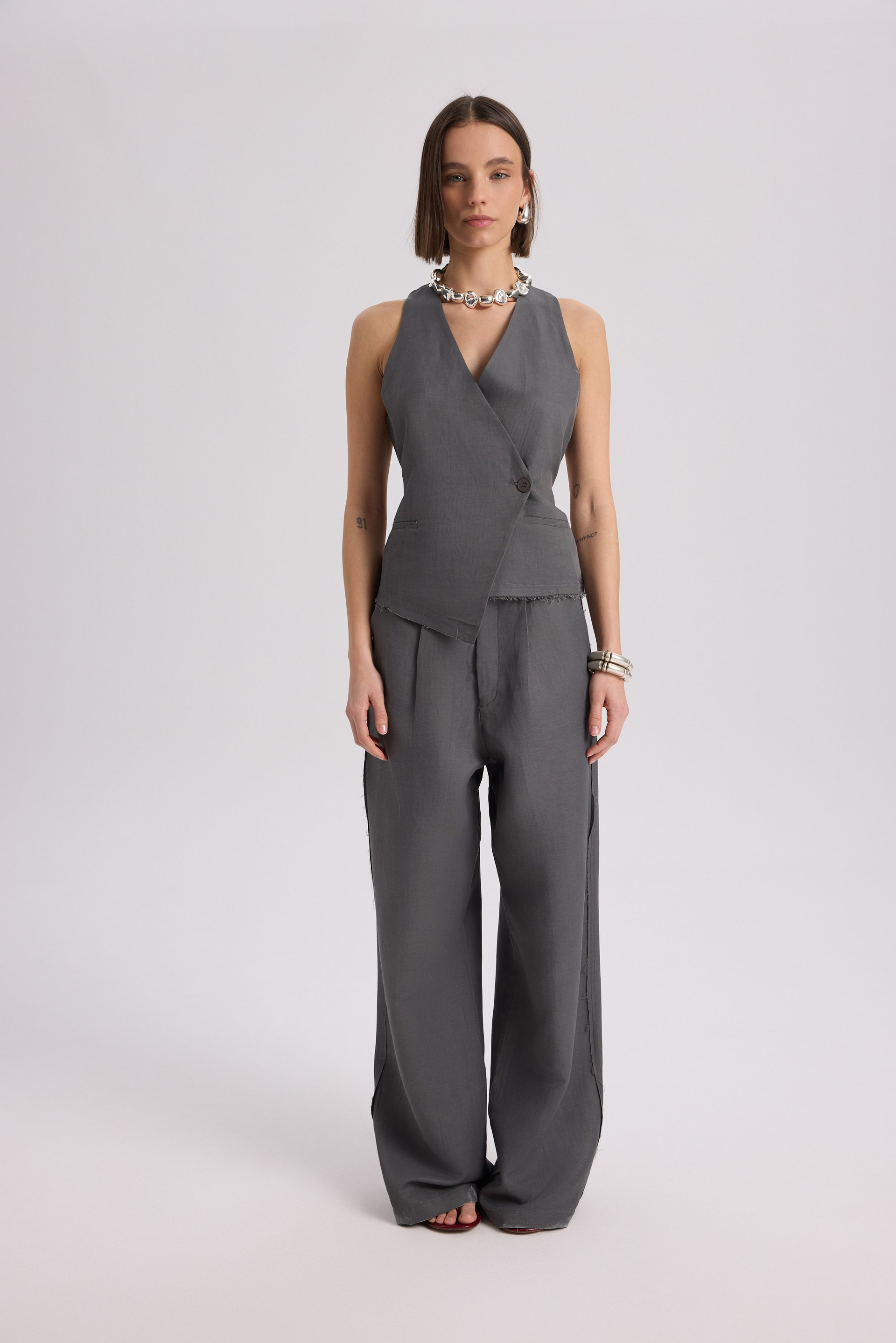 Nagmetah Back Cut-Out Charcoal Vest Pants Set