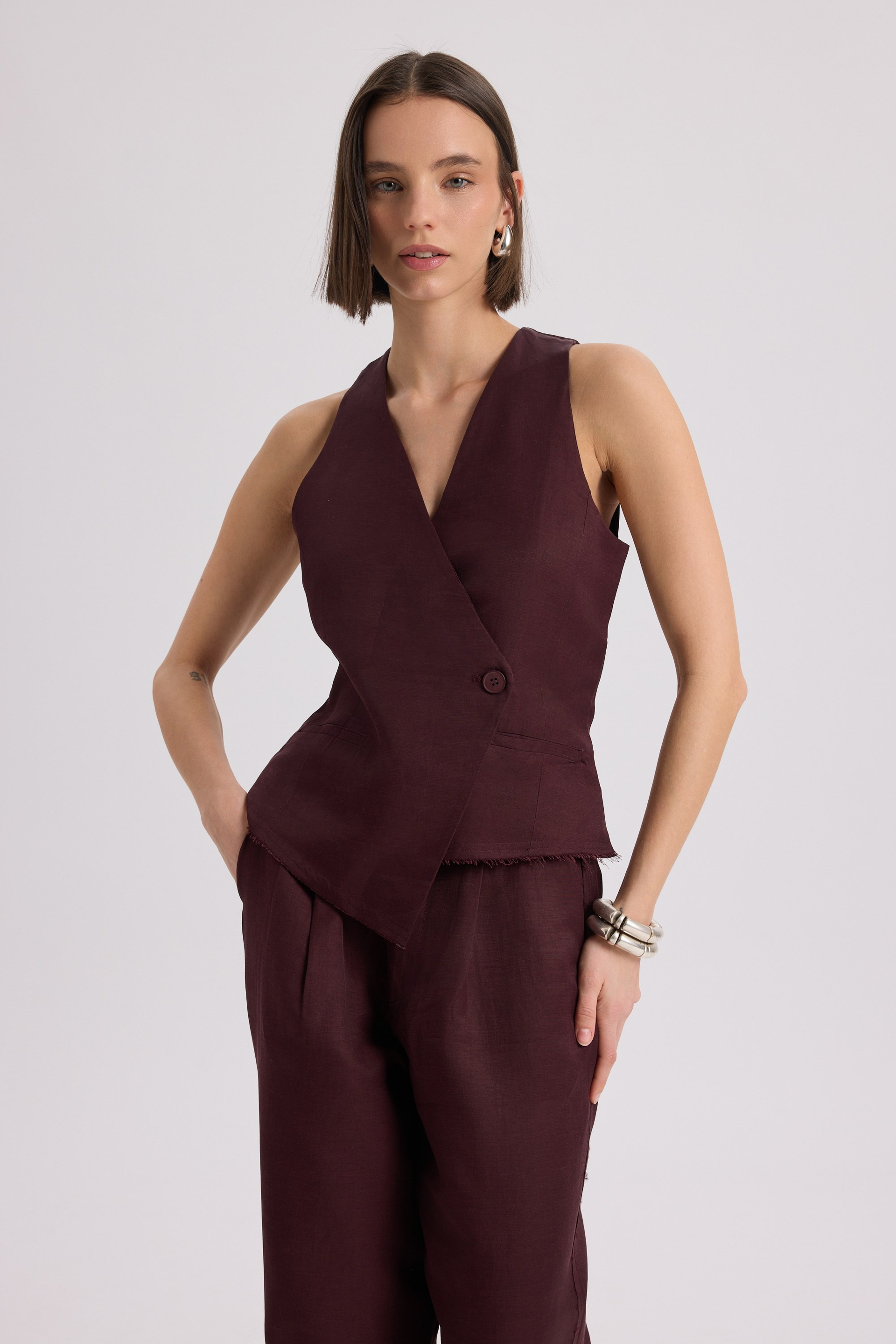 Nagmetah Back Cut-Out Burgundy Vest Pants Set