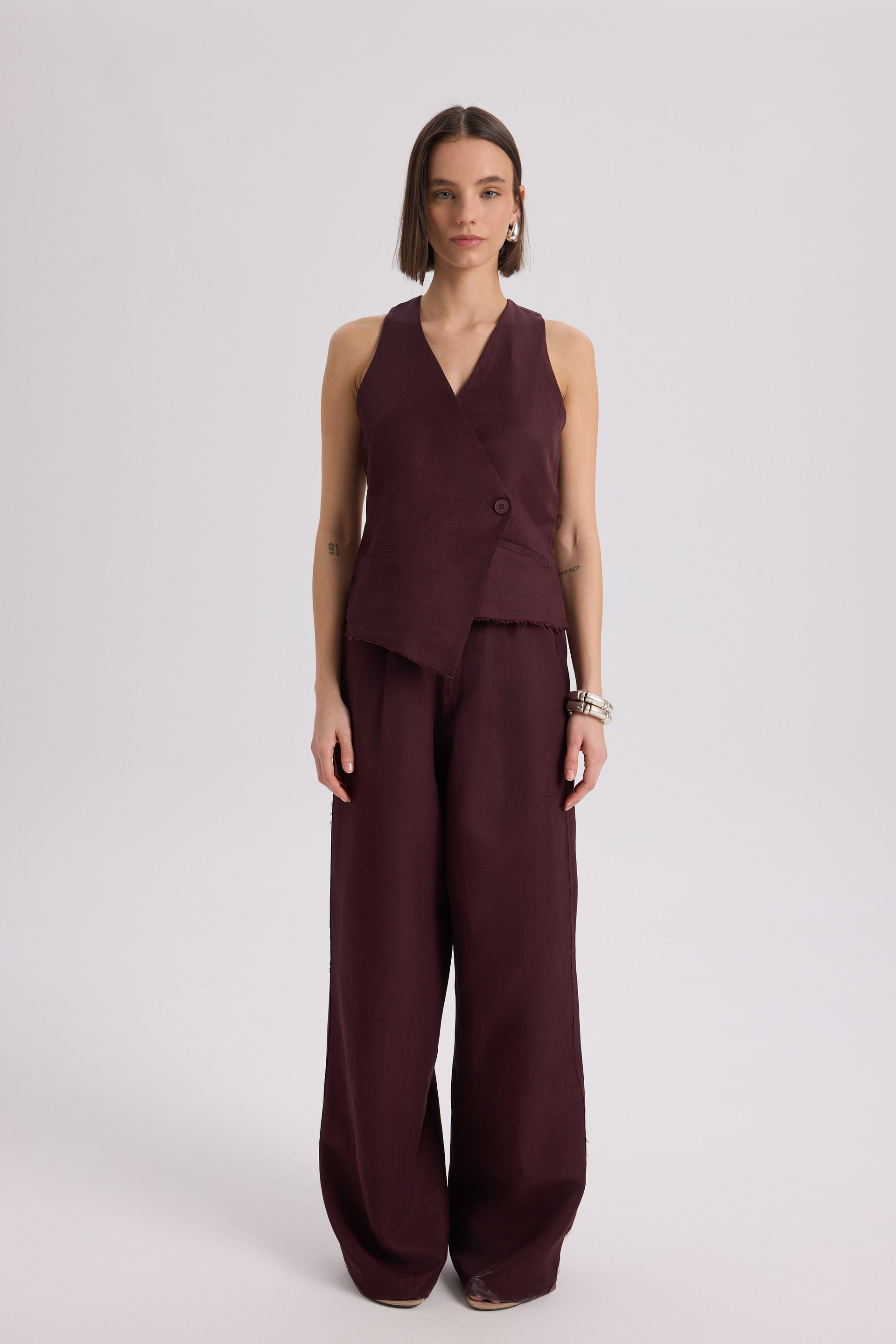 Nagmetah Back Cut-Out Burgundy Vest Pants Set