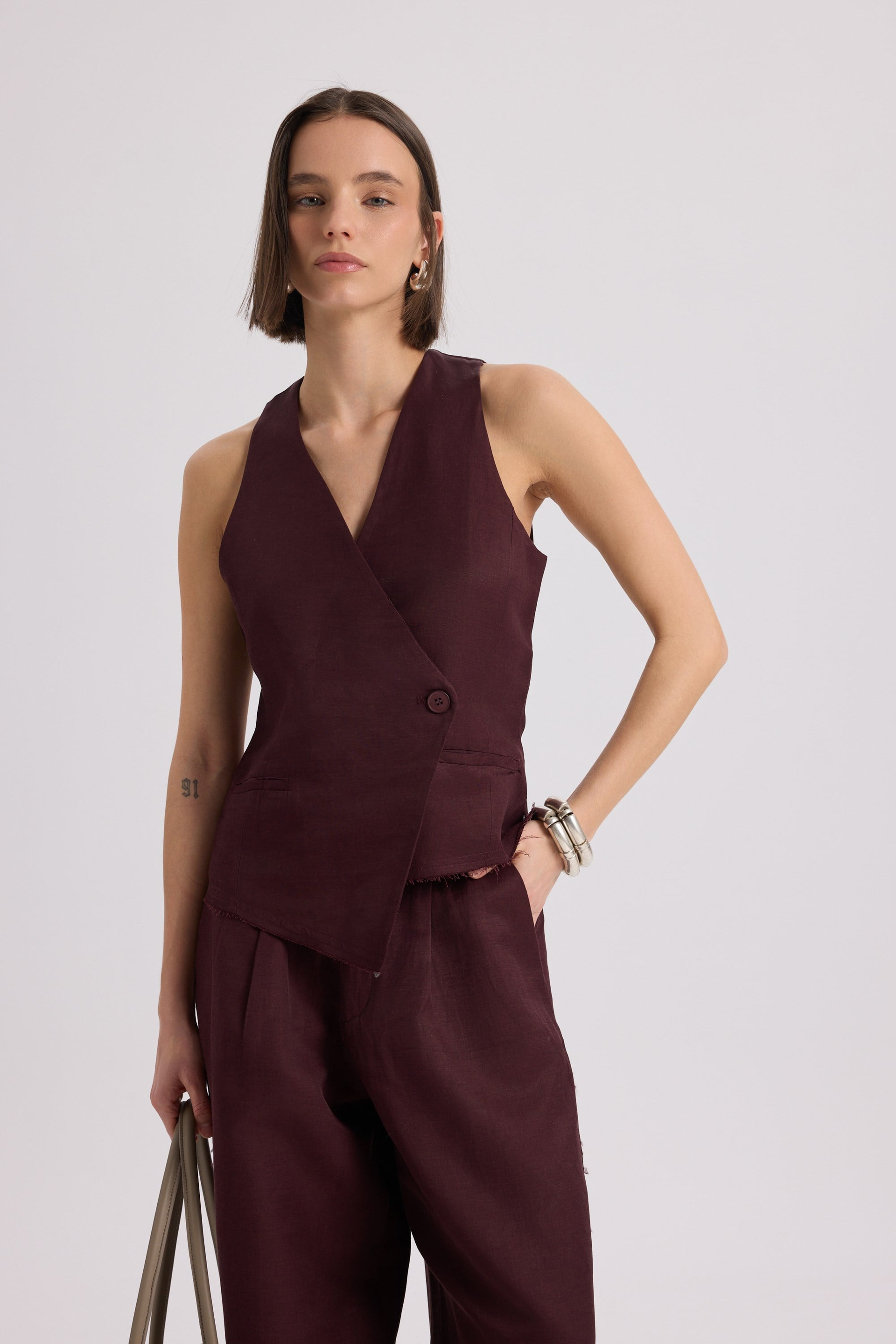 Nagmetah Back Cut-Out Burgundy Vest Pants Set