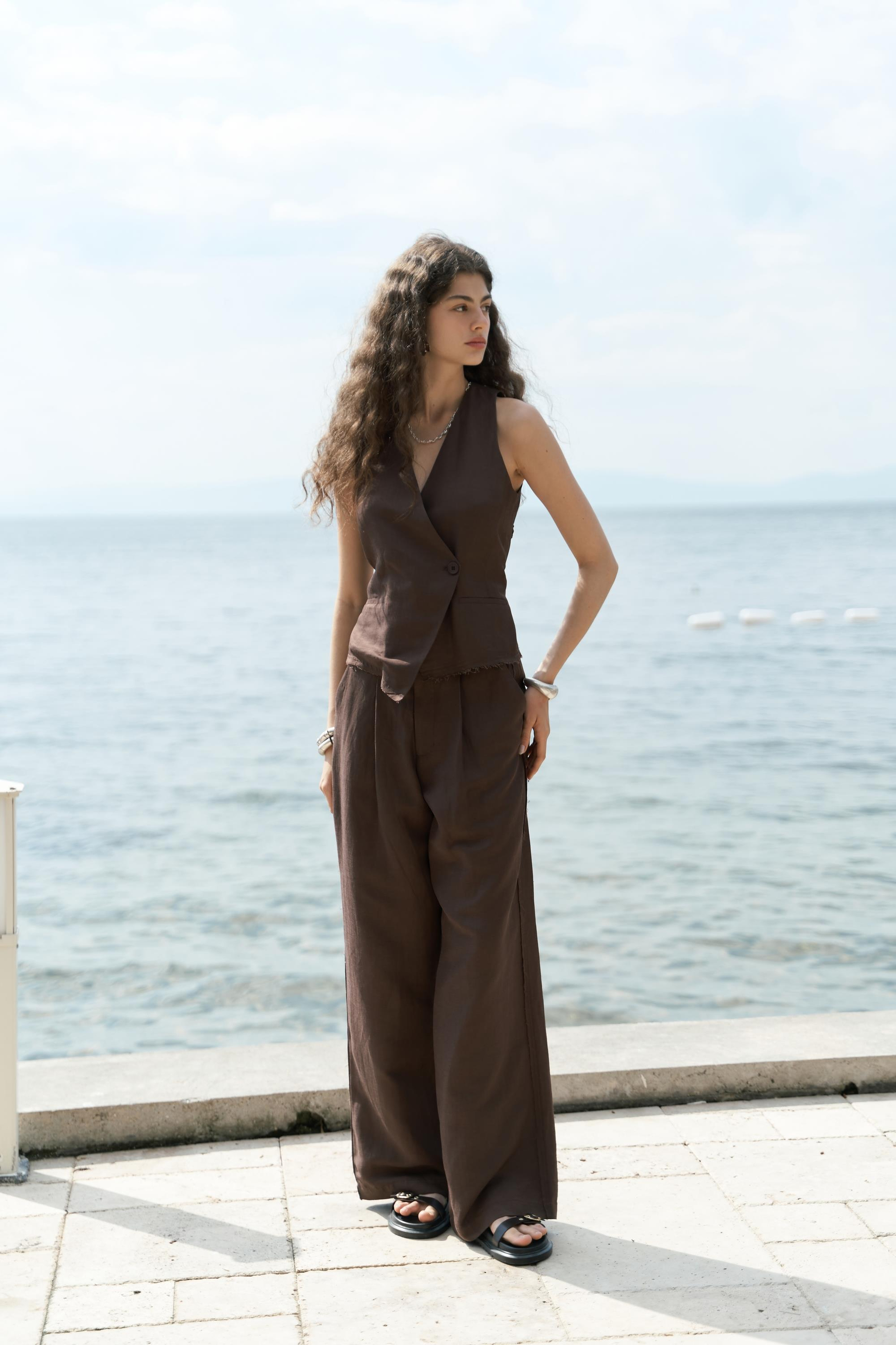 Nagmetah Sırt Pencereli Yelek Pantolon Takım - KAHVE