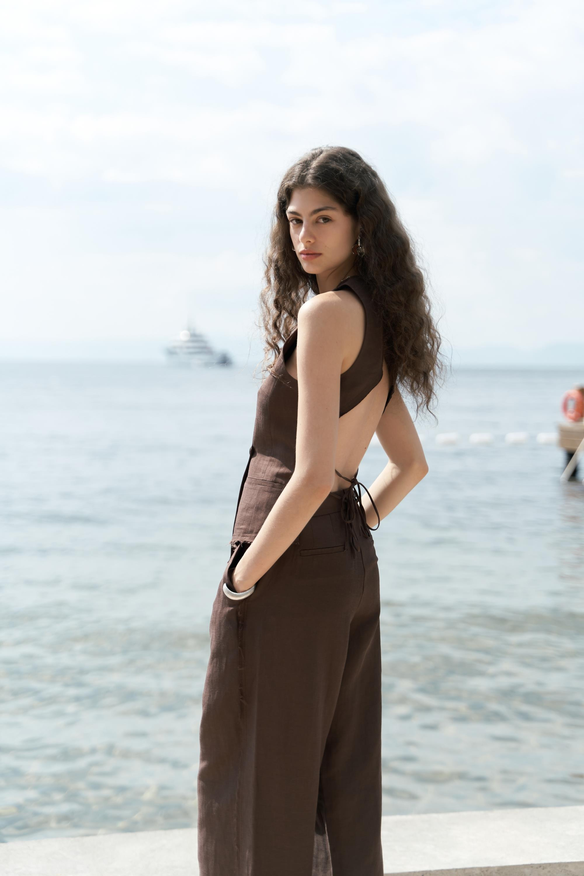 Nagmetah Sırt Pencereli Yelek Pantolon Takım - KAHVE