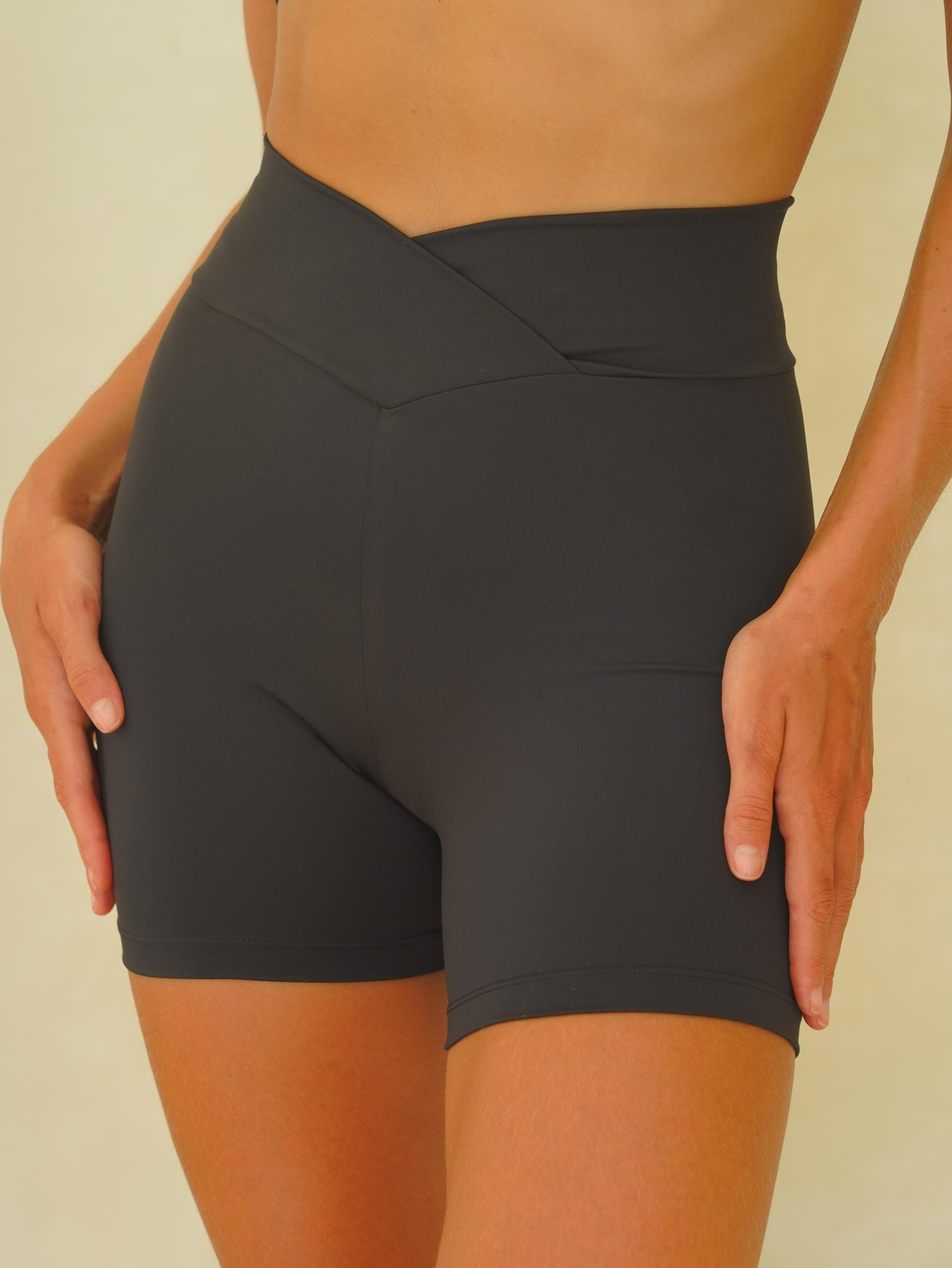 Paria Çapraz Detay Kısa Siyah Şort