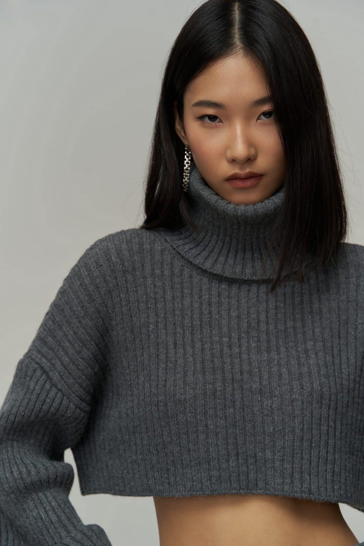 Mai Collection Revue High Neck Anthracite Crop Sweater