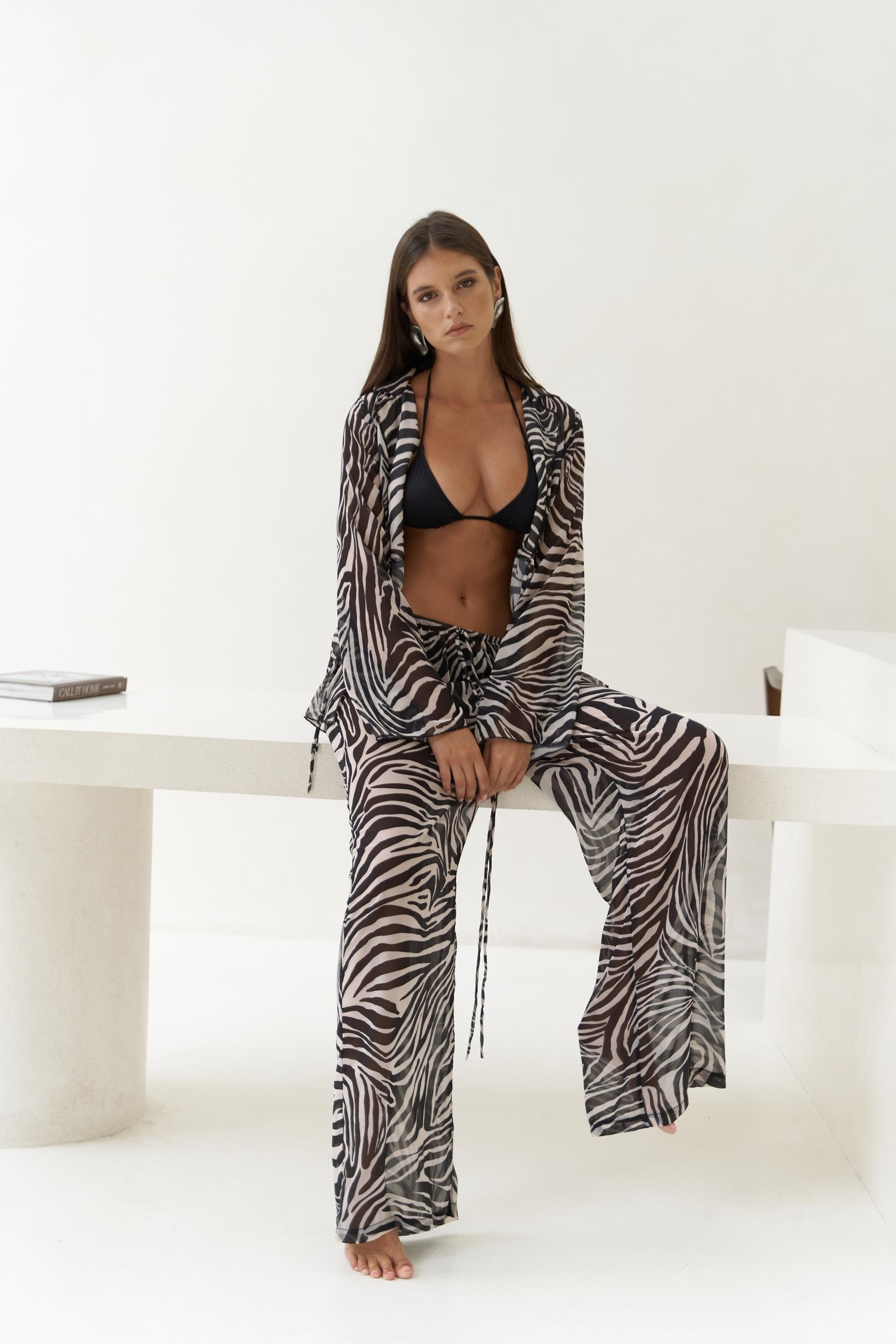 Saifudin Bağcık Detaylı Siyah Gömlek Pantolon Takım