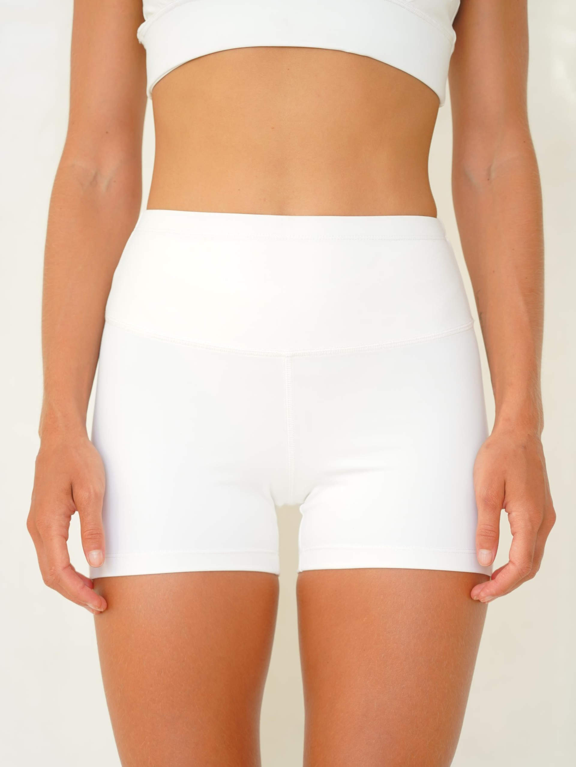 Samadhi Dikiş Detay Kısa Beyaz Şort