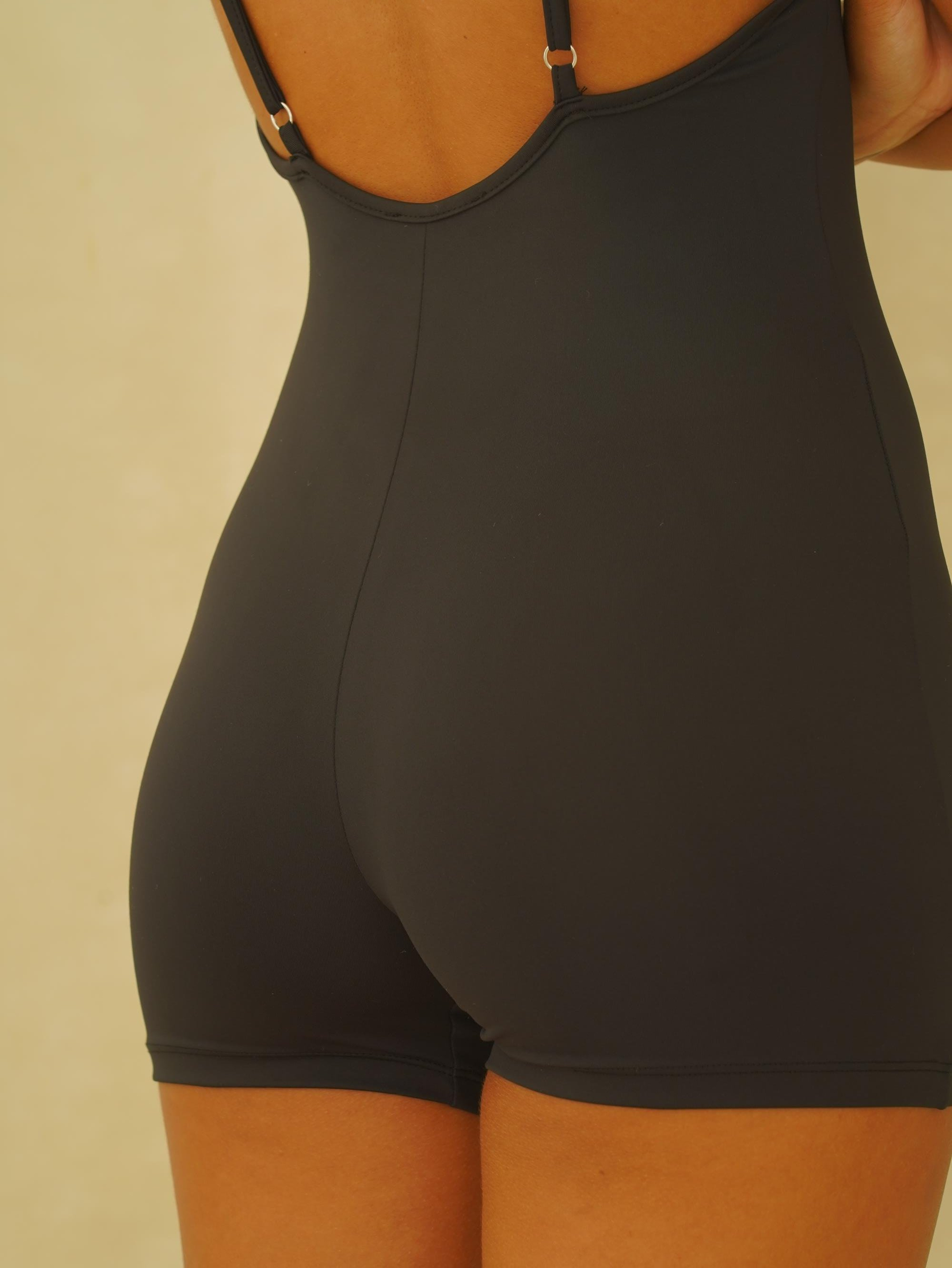 Stance İp Detay Sırt Dekolteli Kısa Siyah Tulum