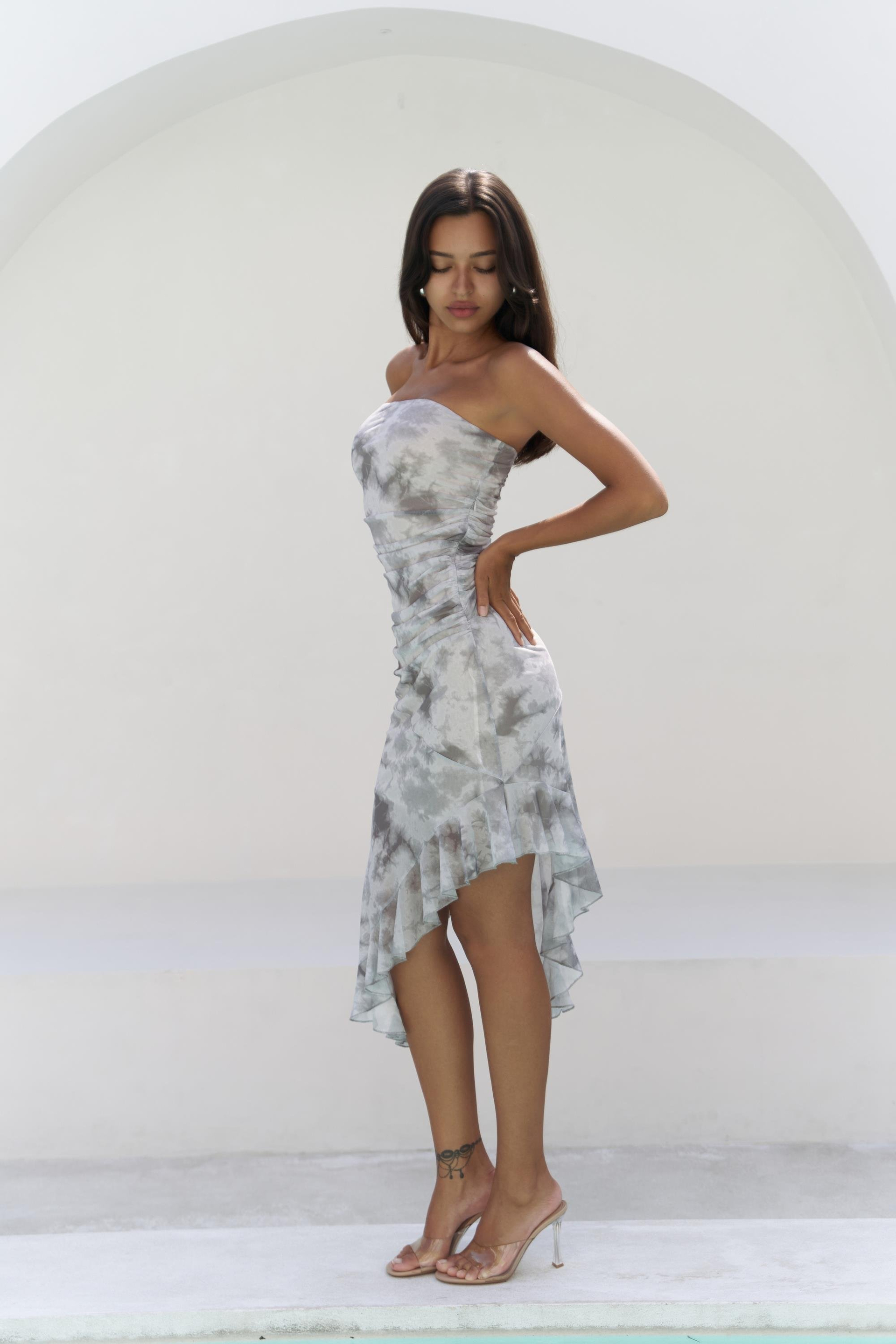 Stracnaha Drape Detaylı Gri Straplez Elbise