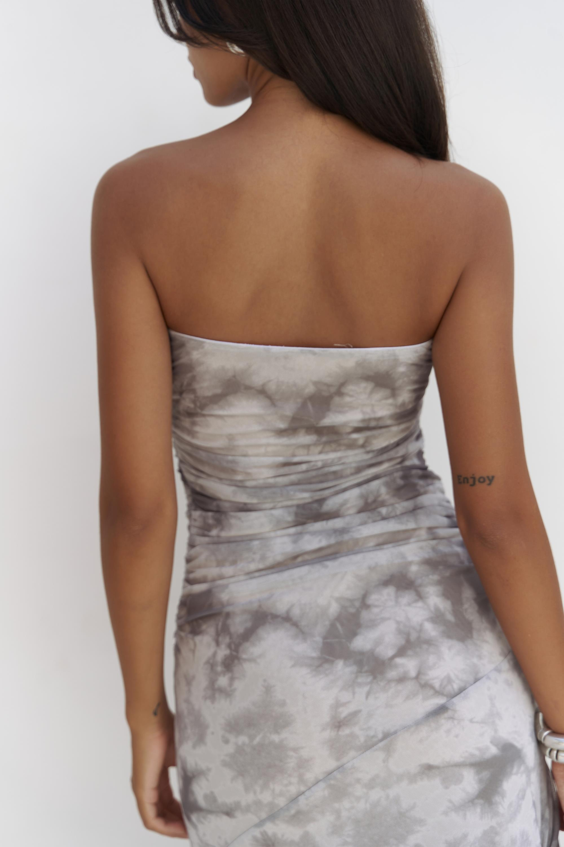 Stracnaha Drape Detaylı Gri Straplez Elbise