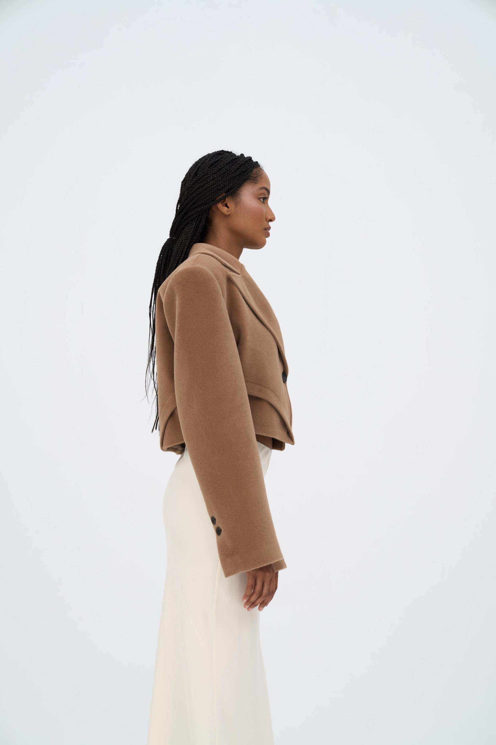 Teya Koyu Bej Üçgen Detay Crop Ceket