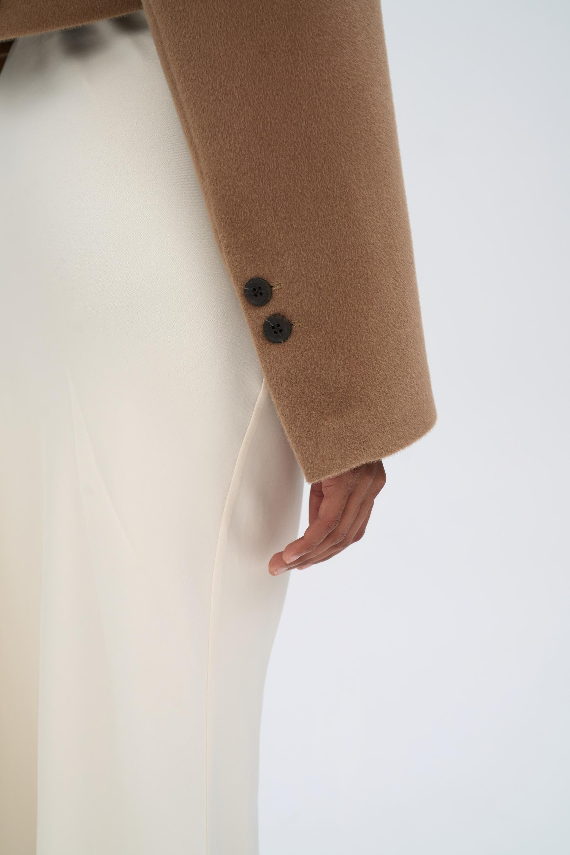 Teya Koyu Bej Üçgen Detay Crop Ceket