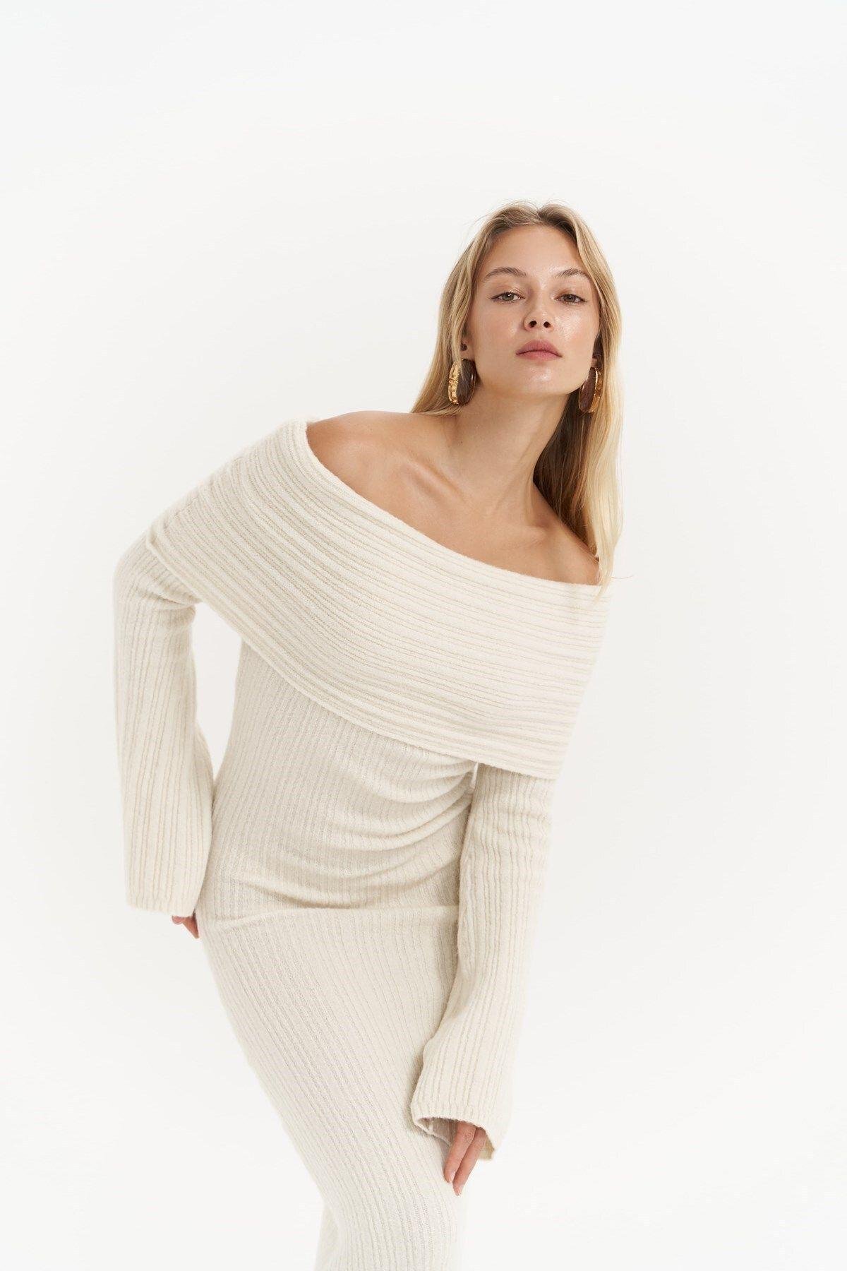 Valencia Carmen Yaka Ekru Uzun Triko Elbise