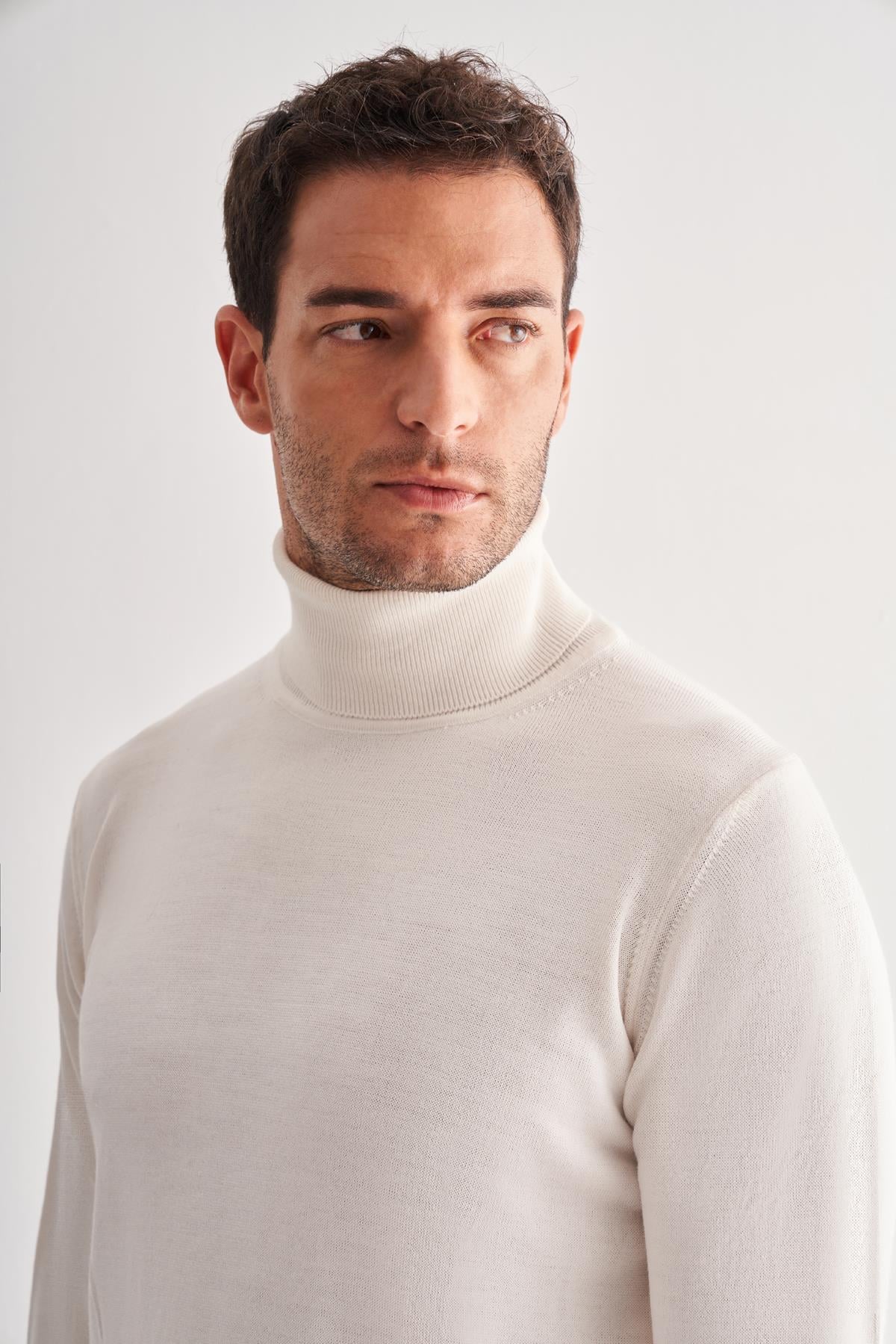 Krem Rengi Balıkçı Yaka Cepsiz Comfort Fit Classic Yünlü Triko Kazak 1012255004