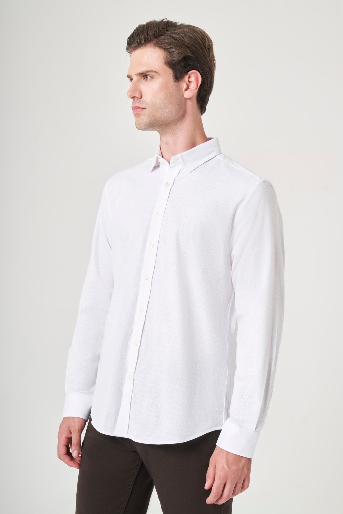 Beyaz Biritli Yaka Uzun Kol Cepsiz Slim Fit Pamuklu Gömlek 1004260207