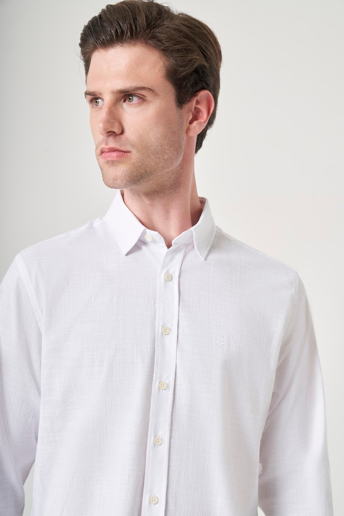 Beyaz Biritli Yaka Uzun Kol Cepsiz Slim Fit Pamuklu Gömlek 1004260207