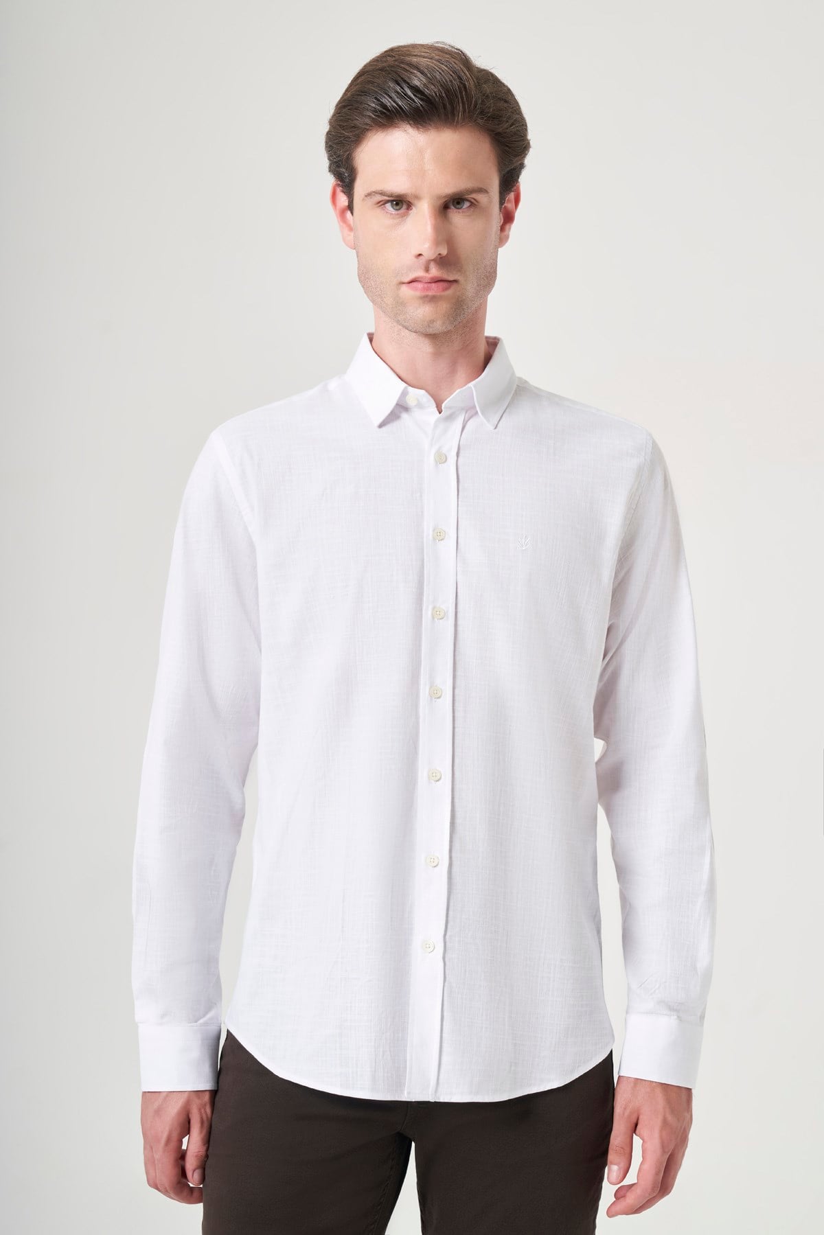 Beyaz Biritli Yaka Uzun Kol Cepsiz Slim Fit Pamuklu Gömlek 1004260207