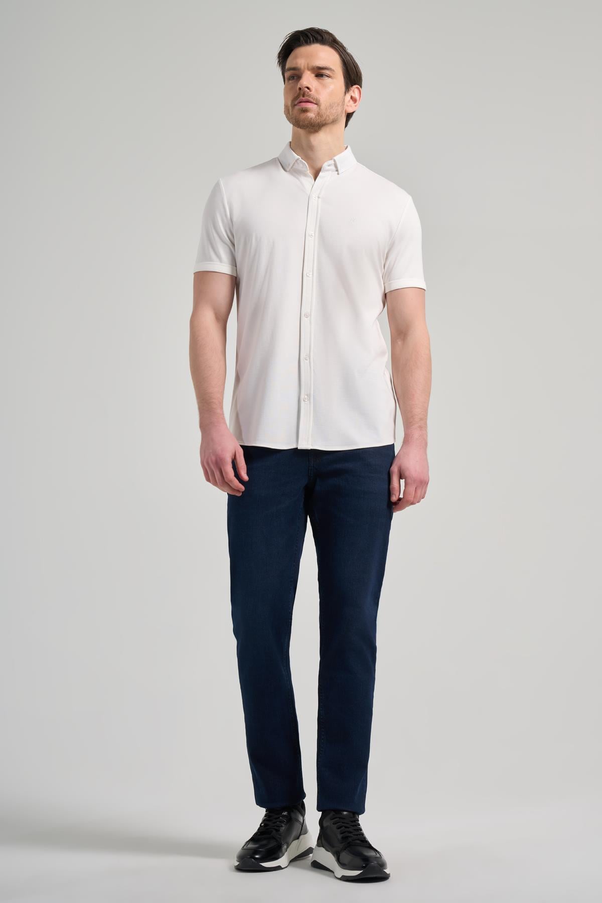 Beyaz Kısa Kol Düz Örme İtalyan Yaka Cepsiz Pamuklu Classic Slim Fit Gömlek 1004250156
