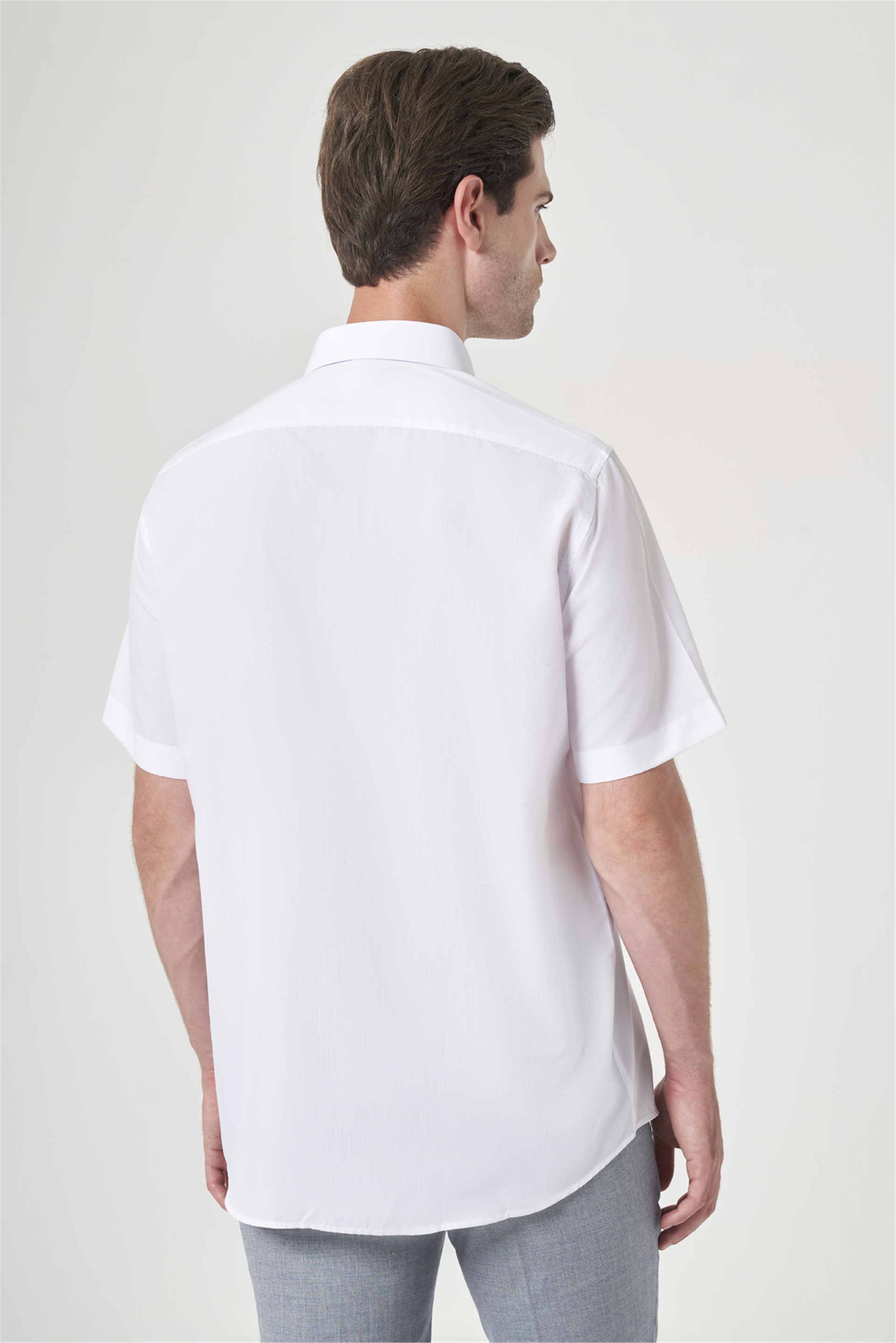 Beyaz Sert Yaka Kısa Kol Cepli Comfort Fit Pamuklu Gömlek 1004260258