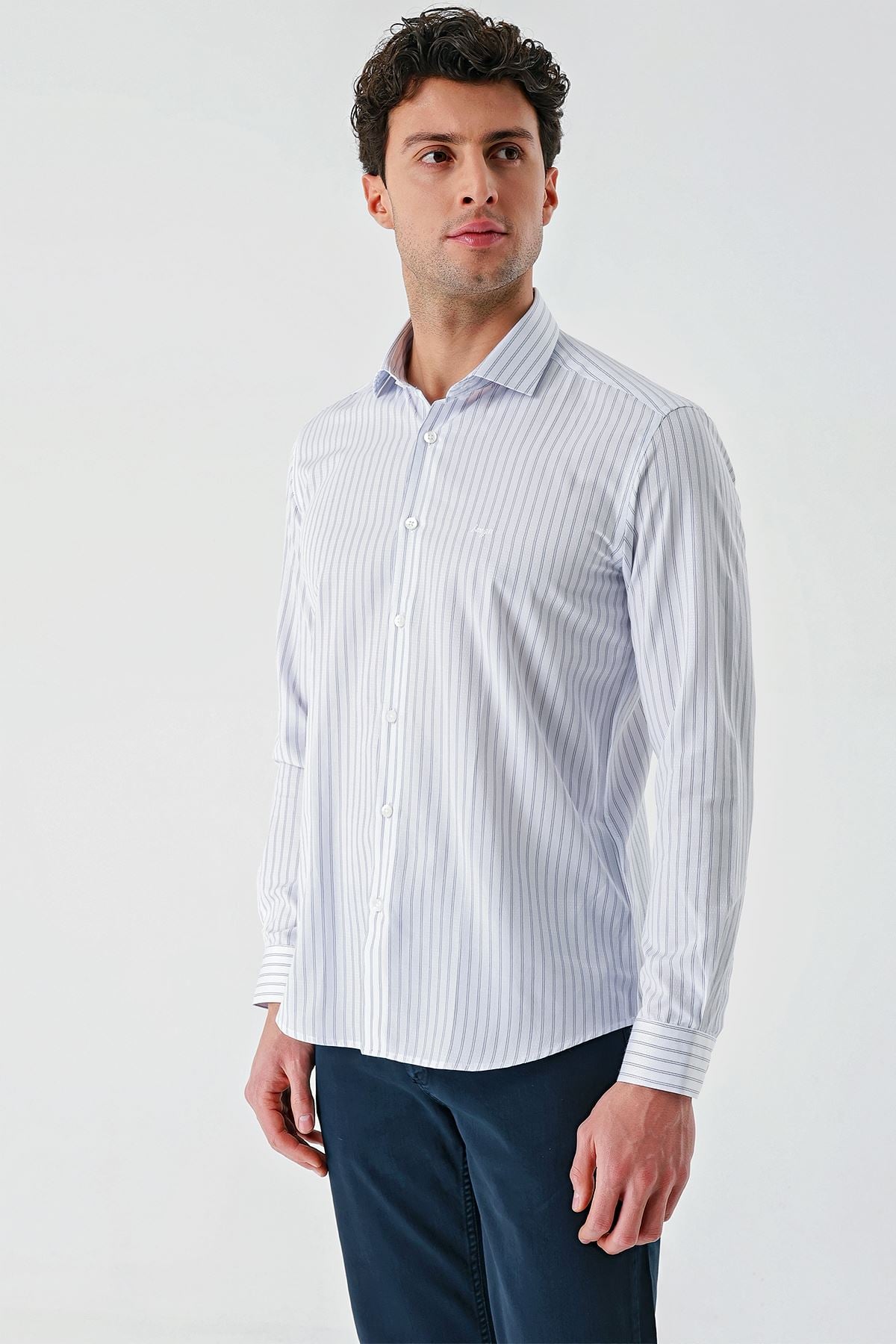 Beyaz Uzun Kollu Çizgili Armürlü Cepsiz Pamuklu Klasik Slim Fit Dar Kesim Gömlek 1004240229