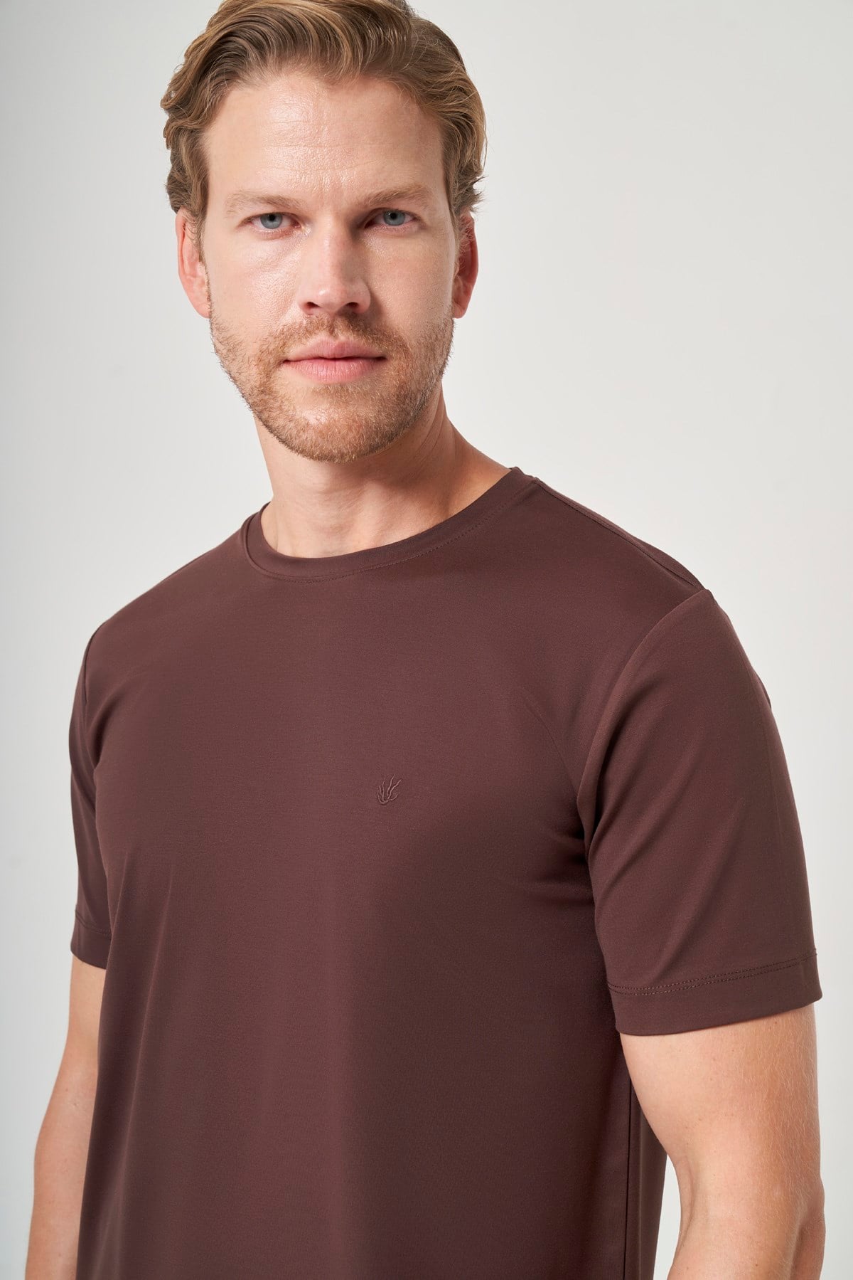 Kahverengi Bisiklet Yaka Kısa Kol Örme Slim Fit Esnek Basic Tişört 1011260184