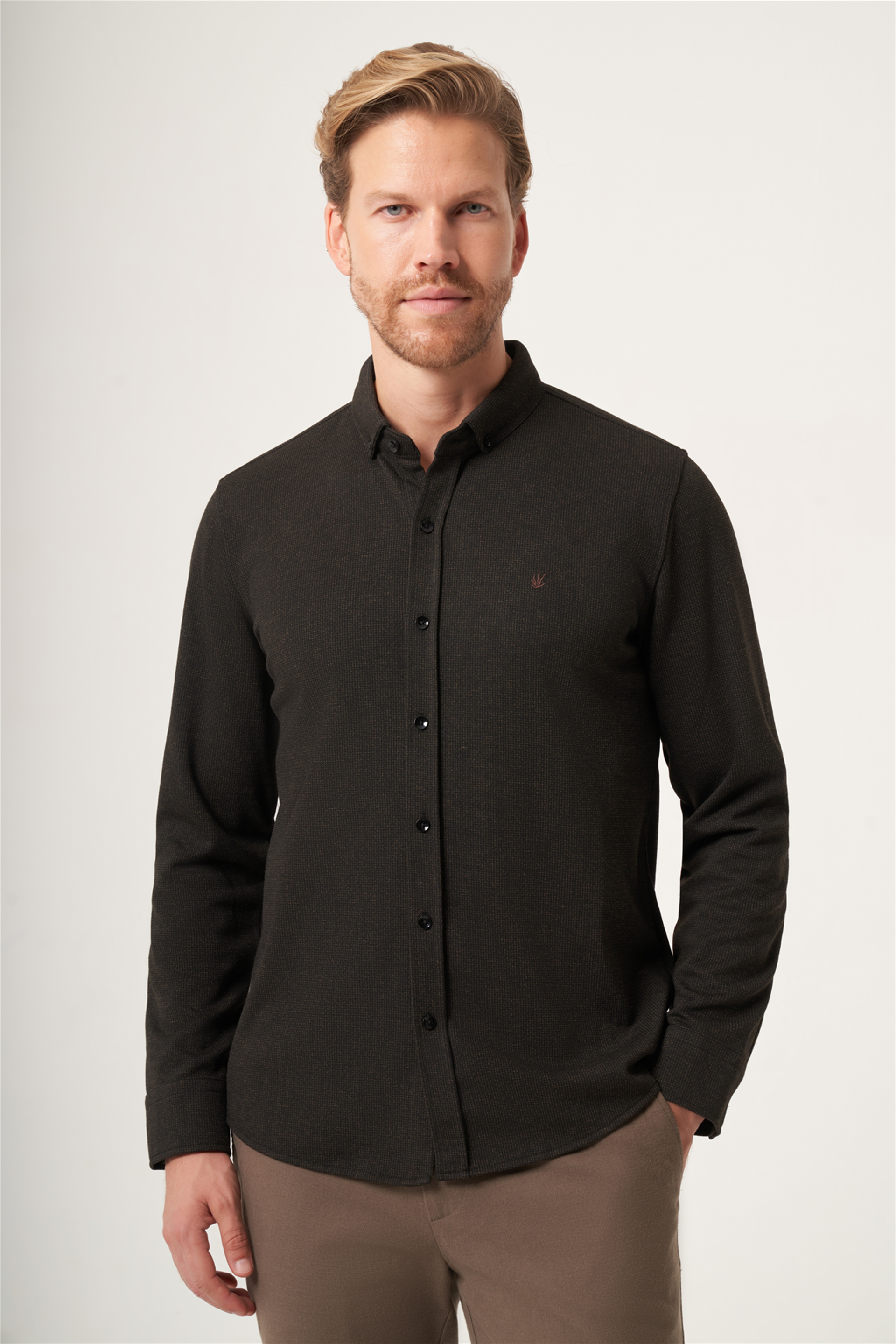 Kahverengi Düğmeli Yaka Dokulu Örme Slim Fit Esnek Gömlek 1004265171