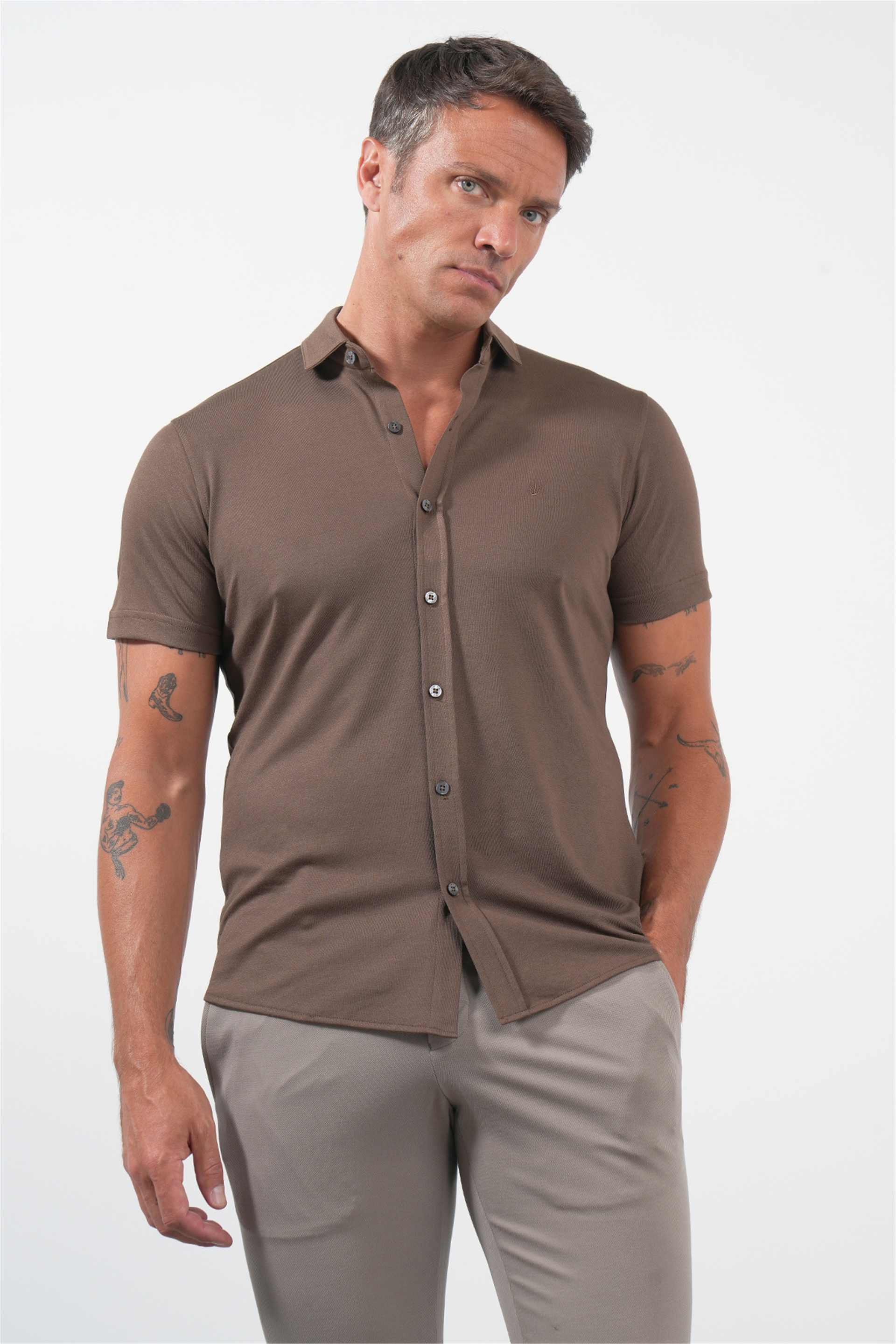 Kahverengi İtalyan Yaka Kısa Kol Cepsiz Slim Fit Pamuklu Gömlek 1004260158
