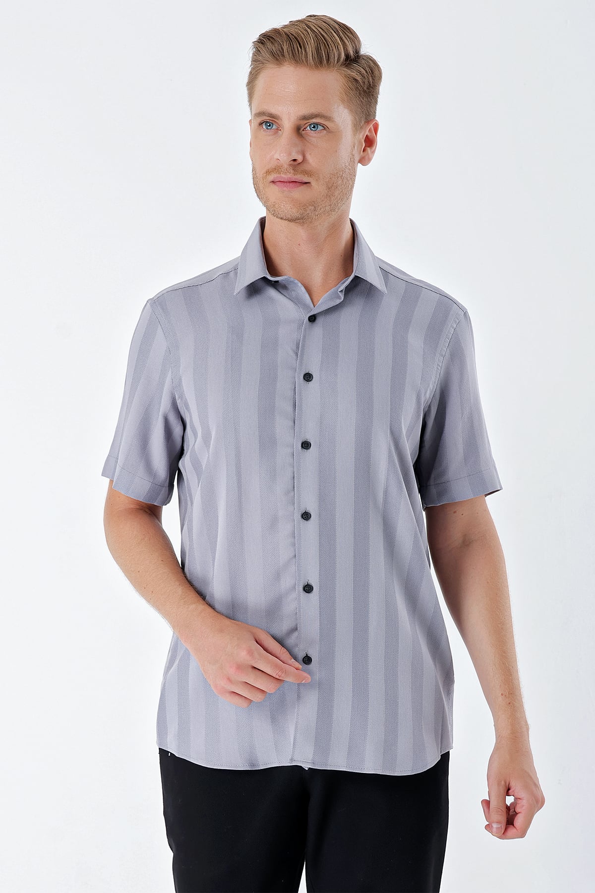 Gri Sert Yaka Kısa Kol Cepsiz Comfort Fit Classic Gömlek 1004230204