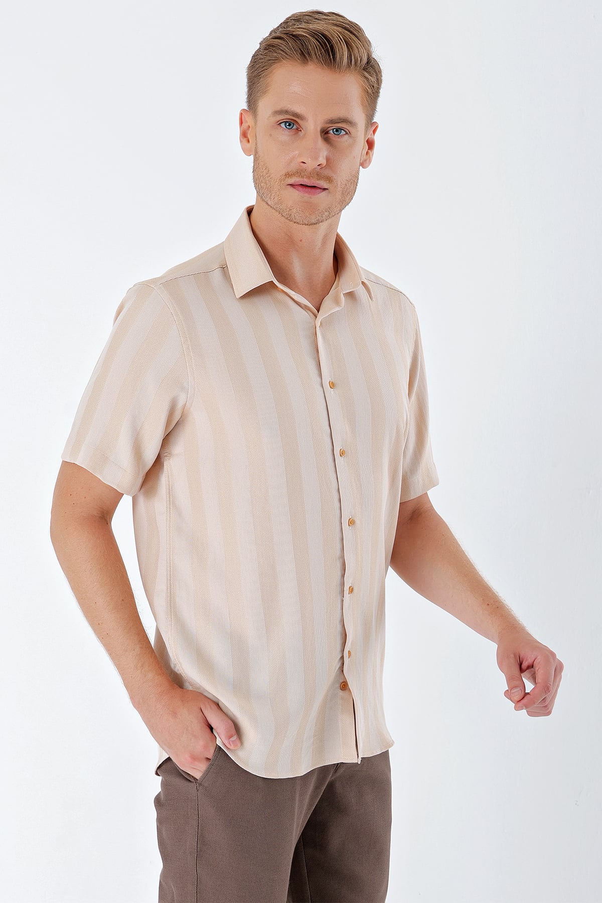 Bej Sert Yaka Kısa Kol Cepsiz Comfort Fit Classic Gömlek 1004230204