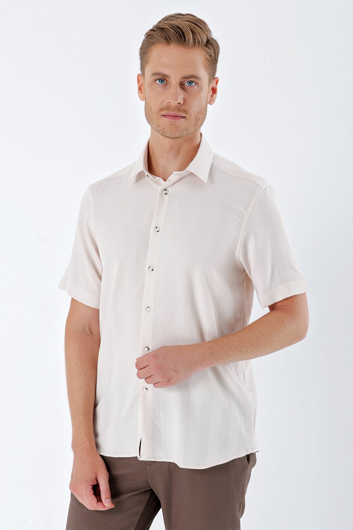 Bej Sert Yaka Kısa Kol Cepsiz Comfort Fit Classic Gömlek 1004230204