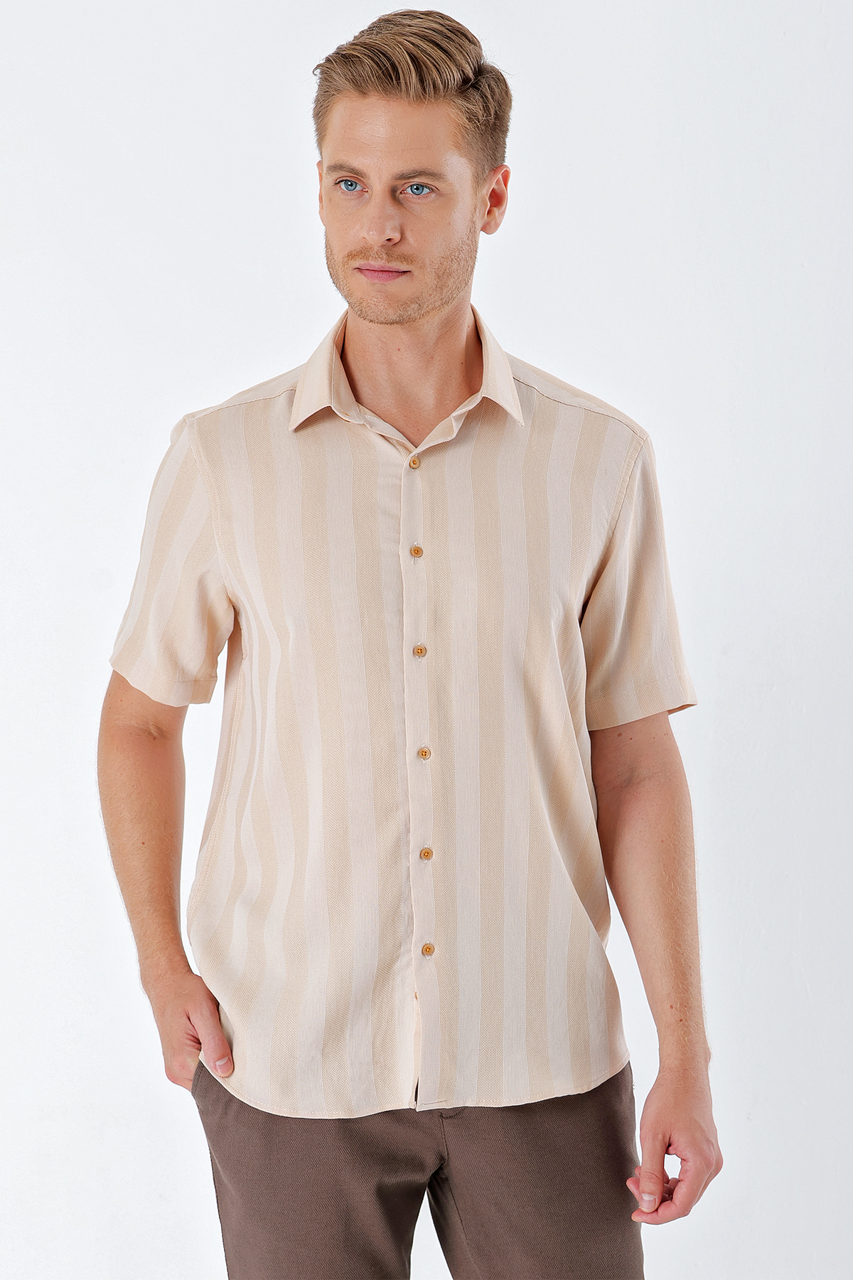 Bej Sert Yaka Kısa Kol Cepsiz Comfort Fit Classic Gömlek 1004230204