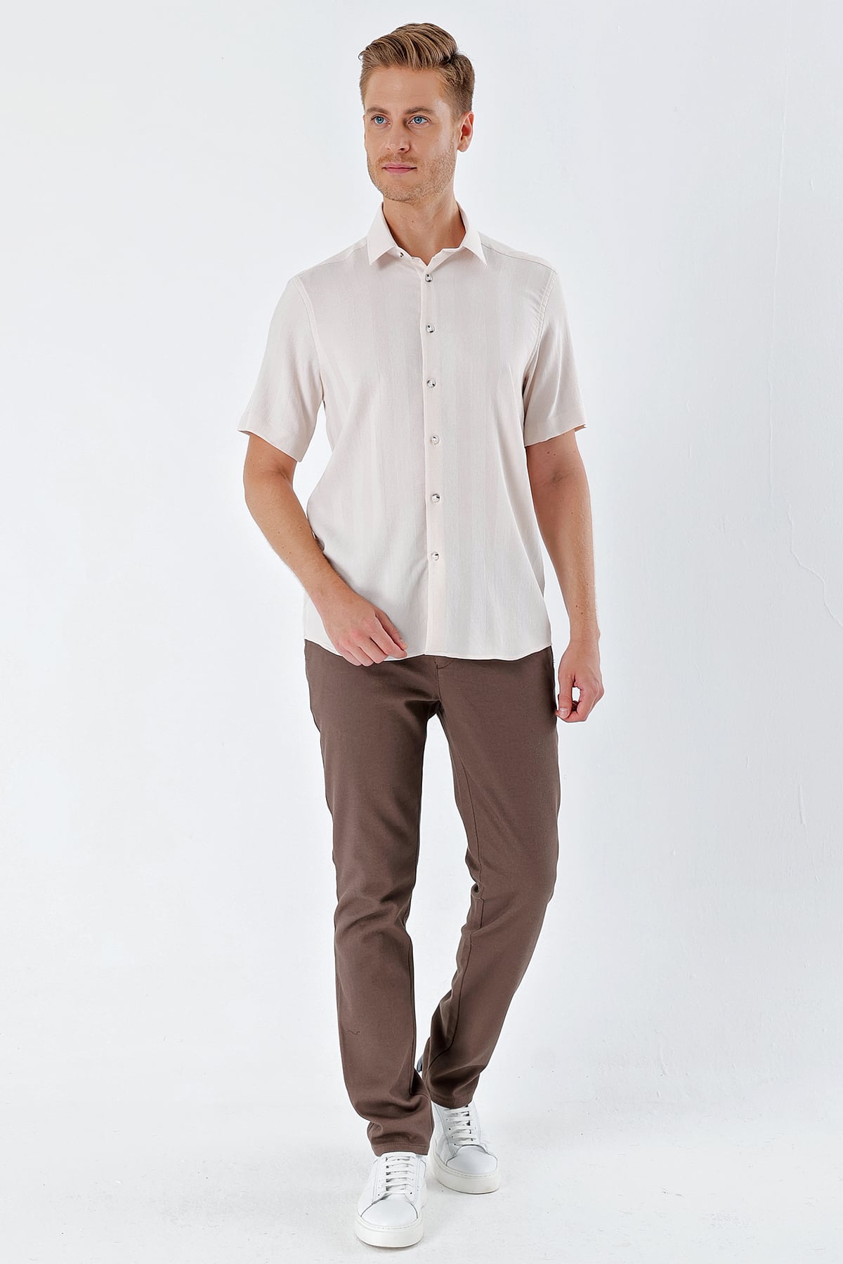 Bej Sert Yaka Kısa Kol Cepsiz Comfort Fit Classic Gömlek 1004230204
