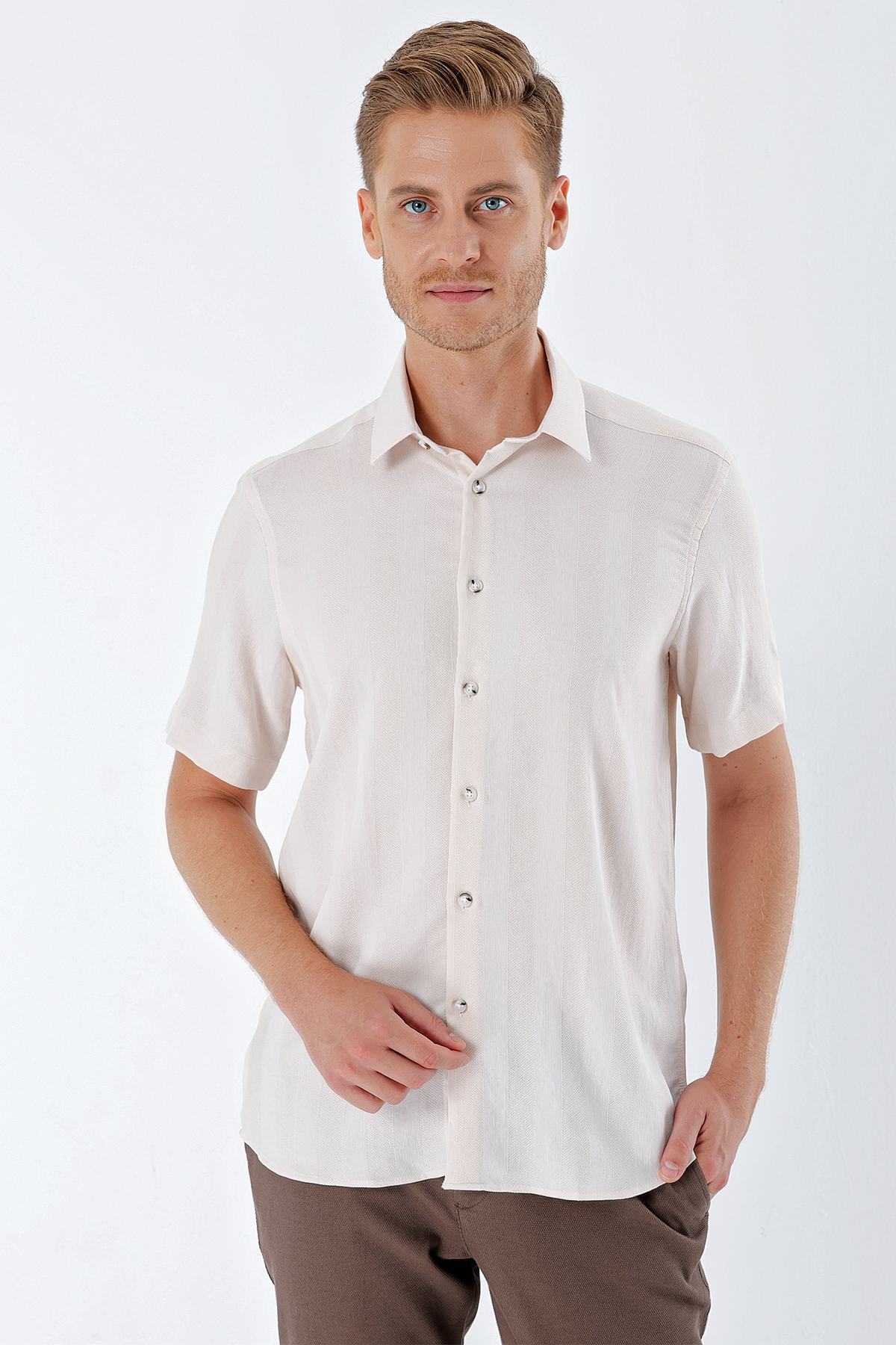 Bej Sert Yaka Kısa Kol Cepsiz Comfort Fit Classic Gömlek 1004230204