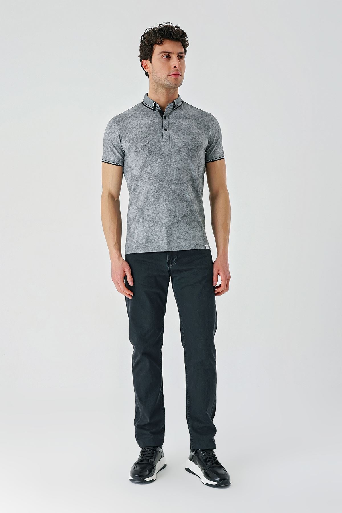 Siyah Desenli Jakarlı Düğmeli Yaka Cepli Casual Slim Fit Dar Kesim Tişört 1011240176