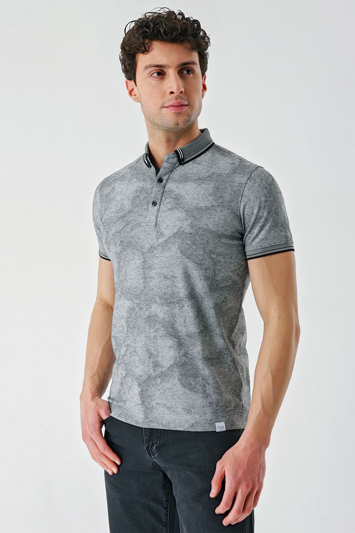 Siyah Desenli Jakarlı Düğmeli Yaka Cepli Casual Slim Fit Dar Kesim Tişört 1011240176
