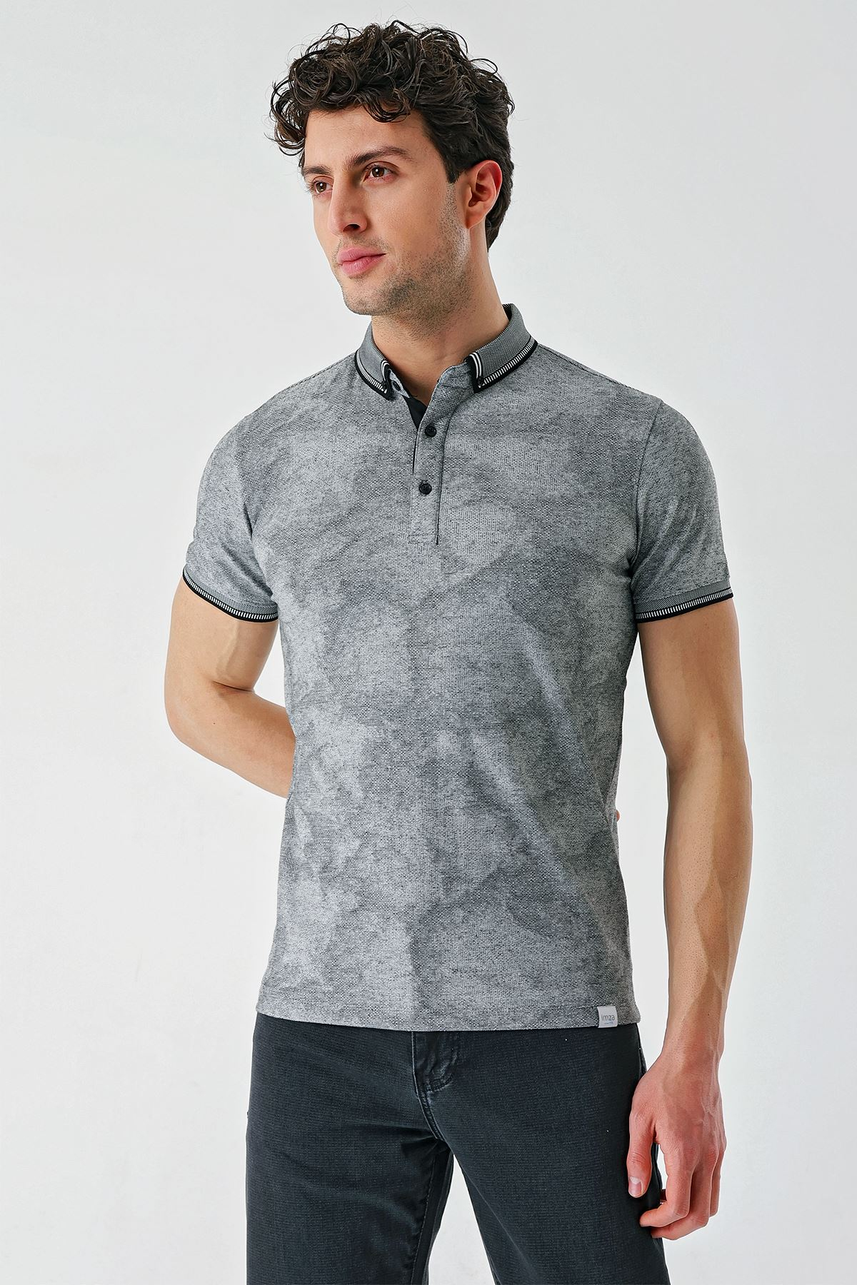 Siyah Desenli Jakarlı Düğmeli Yaka Cepli Casual Slim Fit Dar Kesim Tişört 1011240176