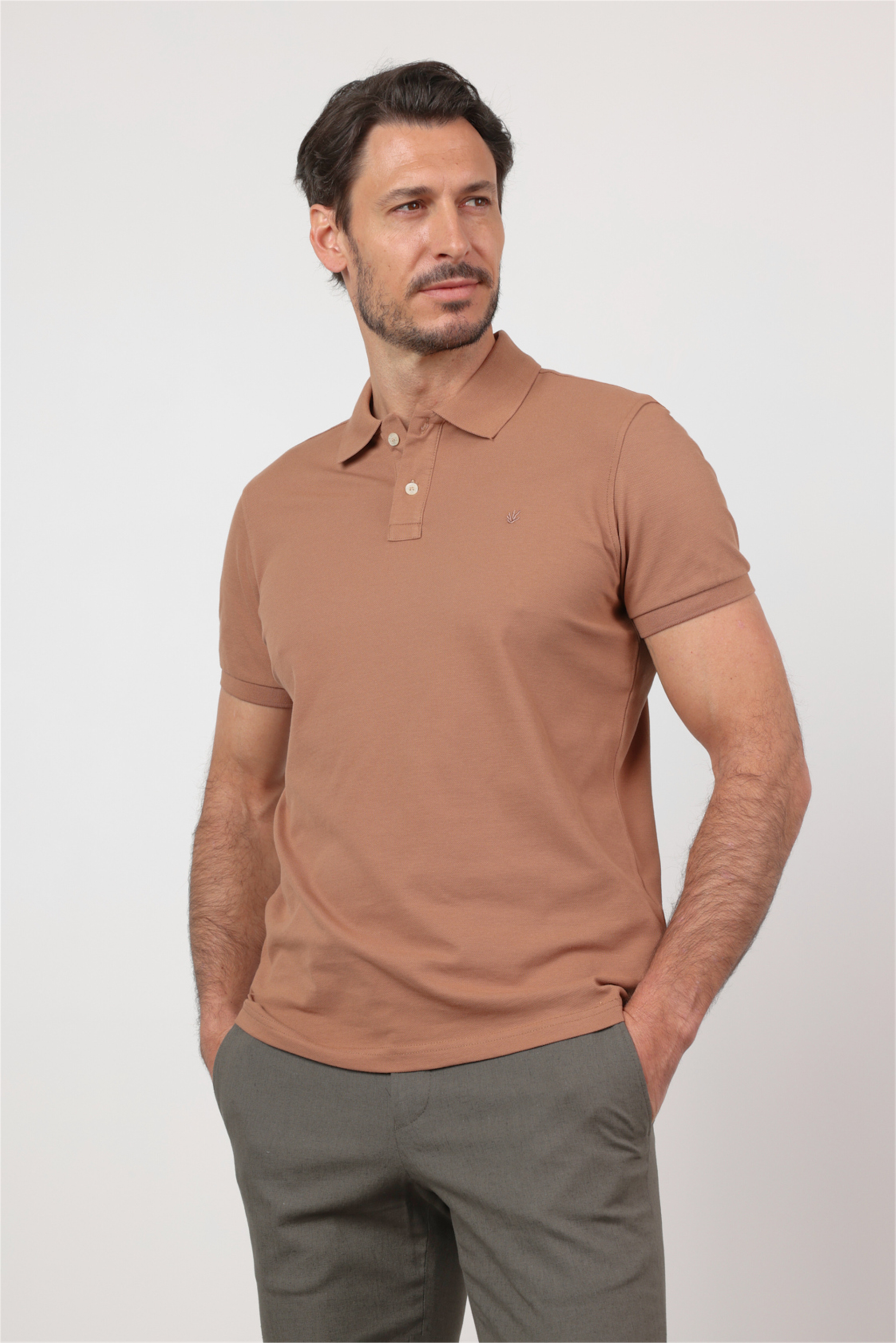 Kahverengi Polo Yaka Kısa Kol Cepsiz Slim Fit Pamuklu Tişört 1011260154