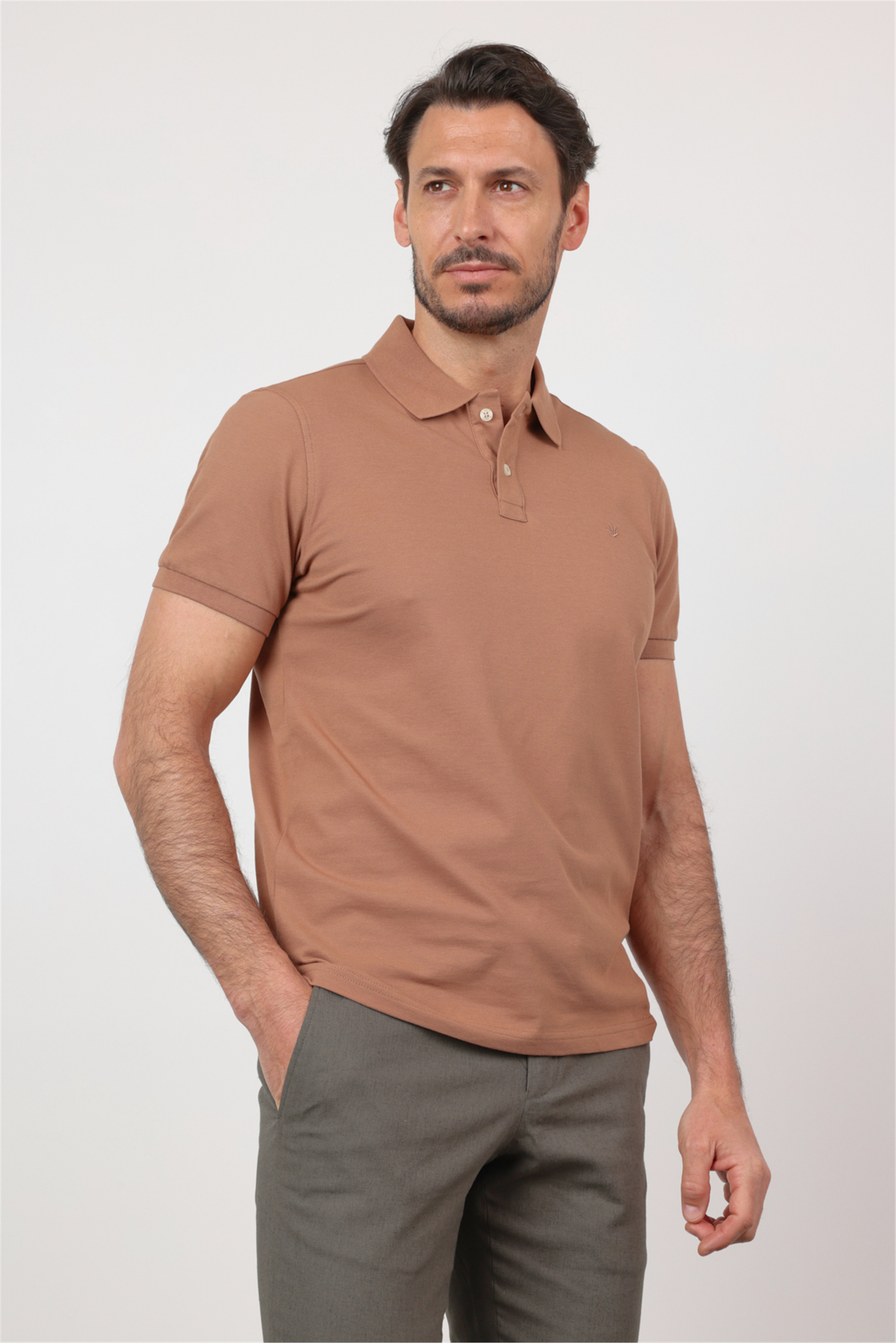 Kahverengi Polo Yaka Kısa Kol Cepsiz Slim Fit Pamuklu Tişört 1011260154