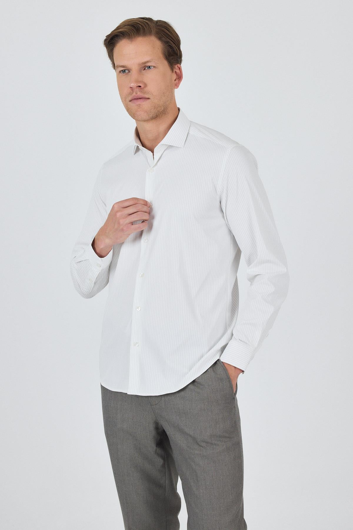 Beyaz Uzun Kol Çizgili Desen Bez Ayağı İtalyan Yaka Cepsiz Esnek Classic Slim Fit Gömlek 1004250202