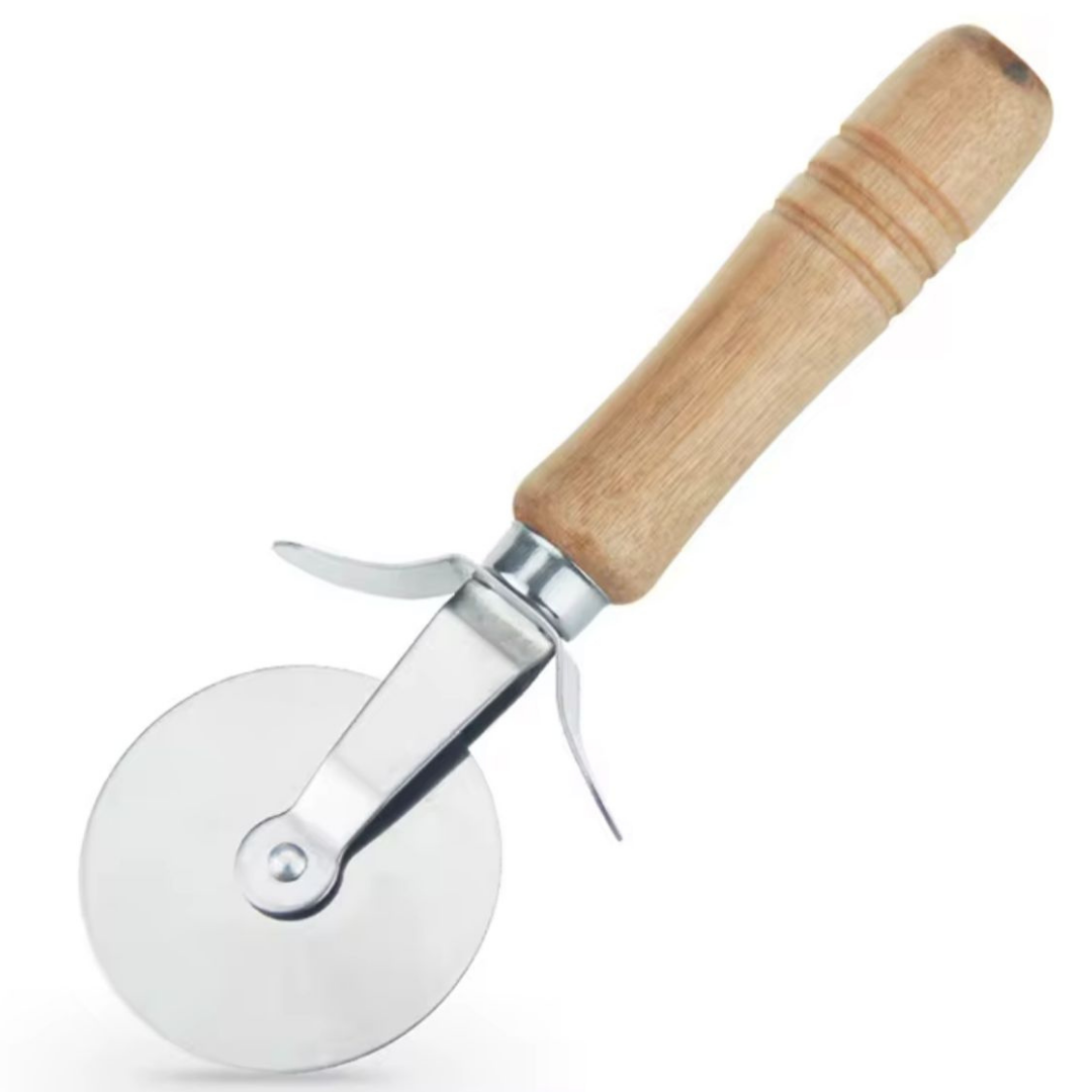 Ahşap Saplı Pizza Kesici Paslanmaz Çelik Yuvarlak Bıçaklı Dilimleme Aparatı Ergonomik Ahşap Tutma Kolu ile Pratik Kullanım Sunan Dayanıklı ve Şık Pizza Bıçağı Mutfak İçin Kesme Aracı