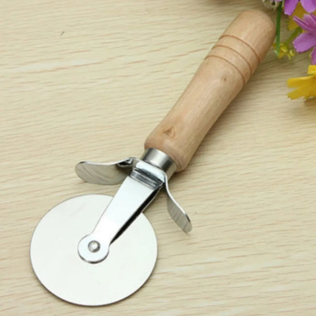 Ahşap Saplı Pizza Kesici Paslanmaz Çelik Yuvarlak Bıçaklı Dilimleme Aparatı Ergonomik Ahşap Tutma Kolu ile Pratik Kullanım Sunan Dayanıklı ve Şık Pizza Bıçağı Mutfak İçin Kesme Aracı