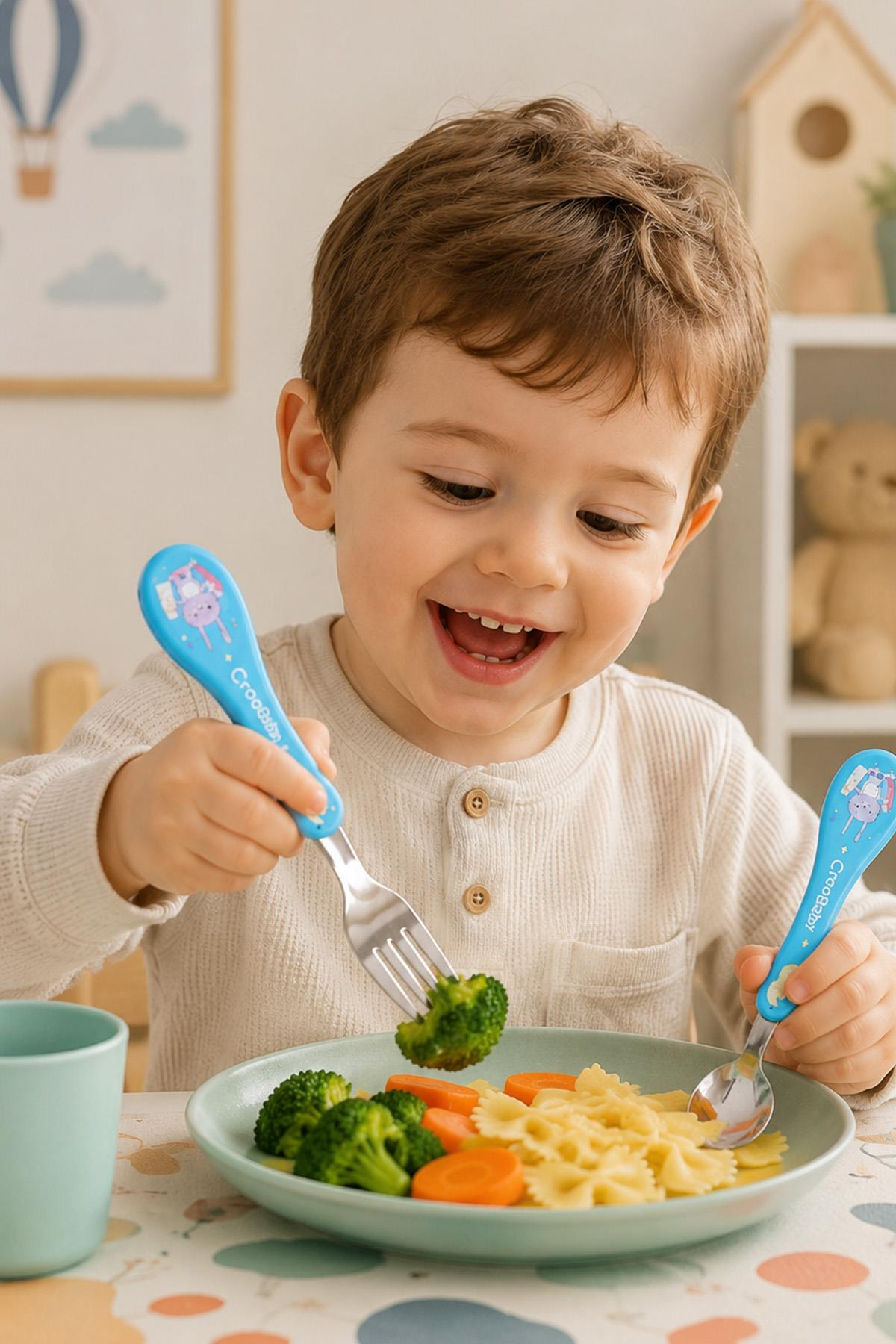 PlusOmi farkı ile çocukların yemek saatlerini daha eğlenceli ve konforlu hale getirin! 🥄✨  Çocukların yemek yemeye alışma sürecinde kullanılan ürünlerin ergonomik ve güvenli olması büyük önem taşır. Kaygan veya sert tutuşlu ürünler kullanım zorluğu oluşt