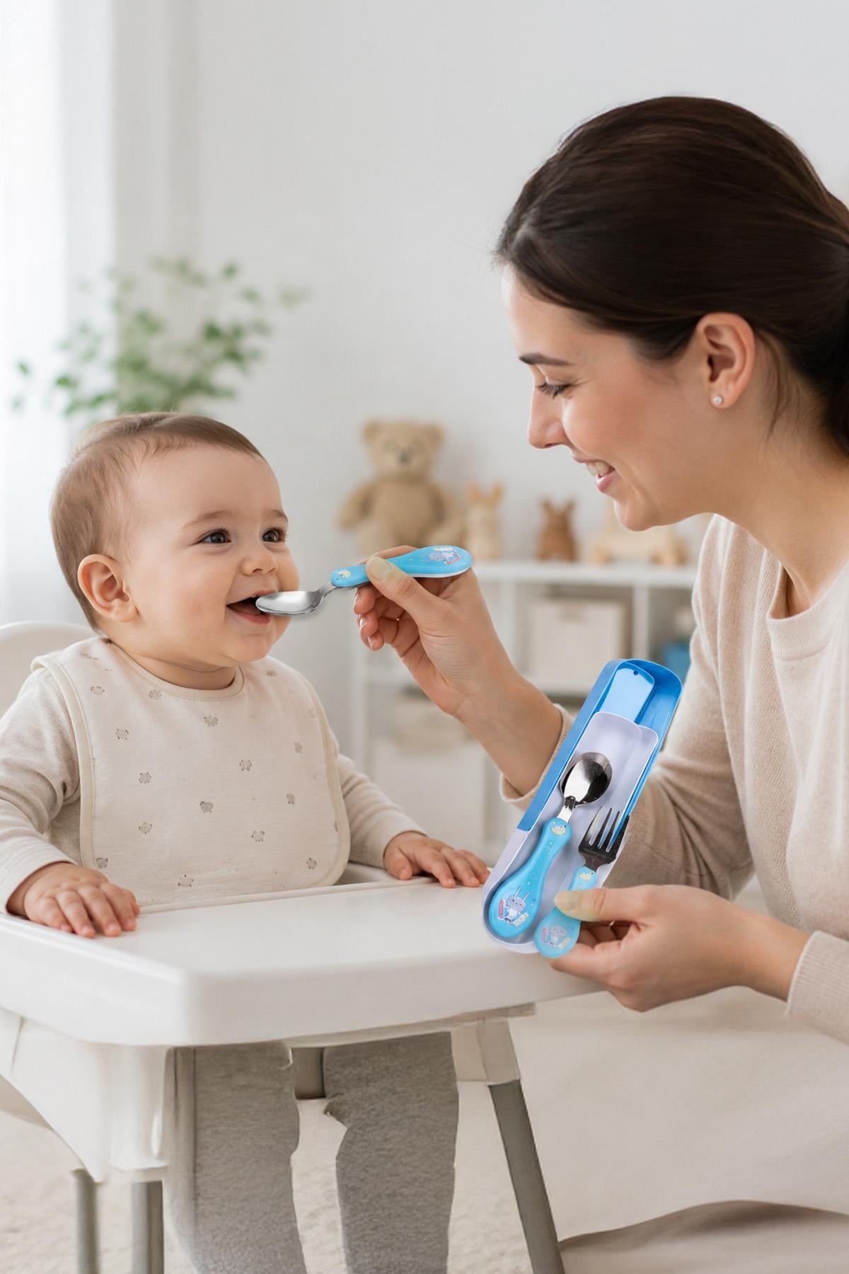PlusOmi farkı ile çocukların yemek saatlerini daha eğlenceli ve konforlu hale getirin! 🥄✨  Çocukların yemek yemeye alışma sürecinde kullanılan ürünlerin ergonomik ve güvenli olması büyük önem taşır. Kaygan veya sert tutuşlu ürünler kullanım zorluğu oluşt