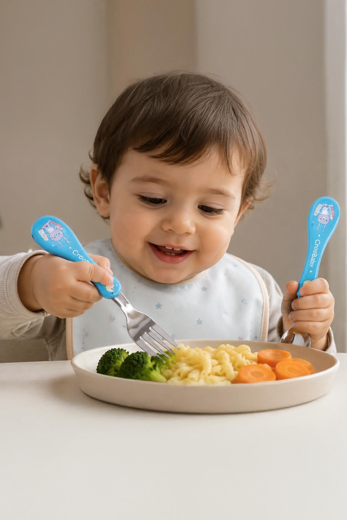 PlusOmi farkı ile çocukların yemek saatlerini daha eğlenceli ve konforlu hale getirin! 🥄✨  Çocukların yemek yemeye alışma sürecinde kullanılan ürünlerin ergonomik ve güvenli olması büyük önem taşır. Kaygan veya sert tutuşlu ürünler kullanım zorluğu oluşt
